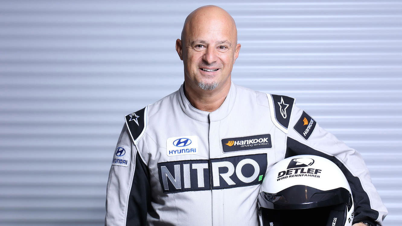 Backdrop for Detlef wird Rennfahrer