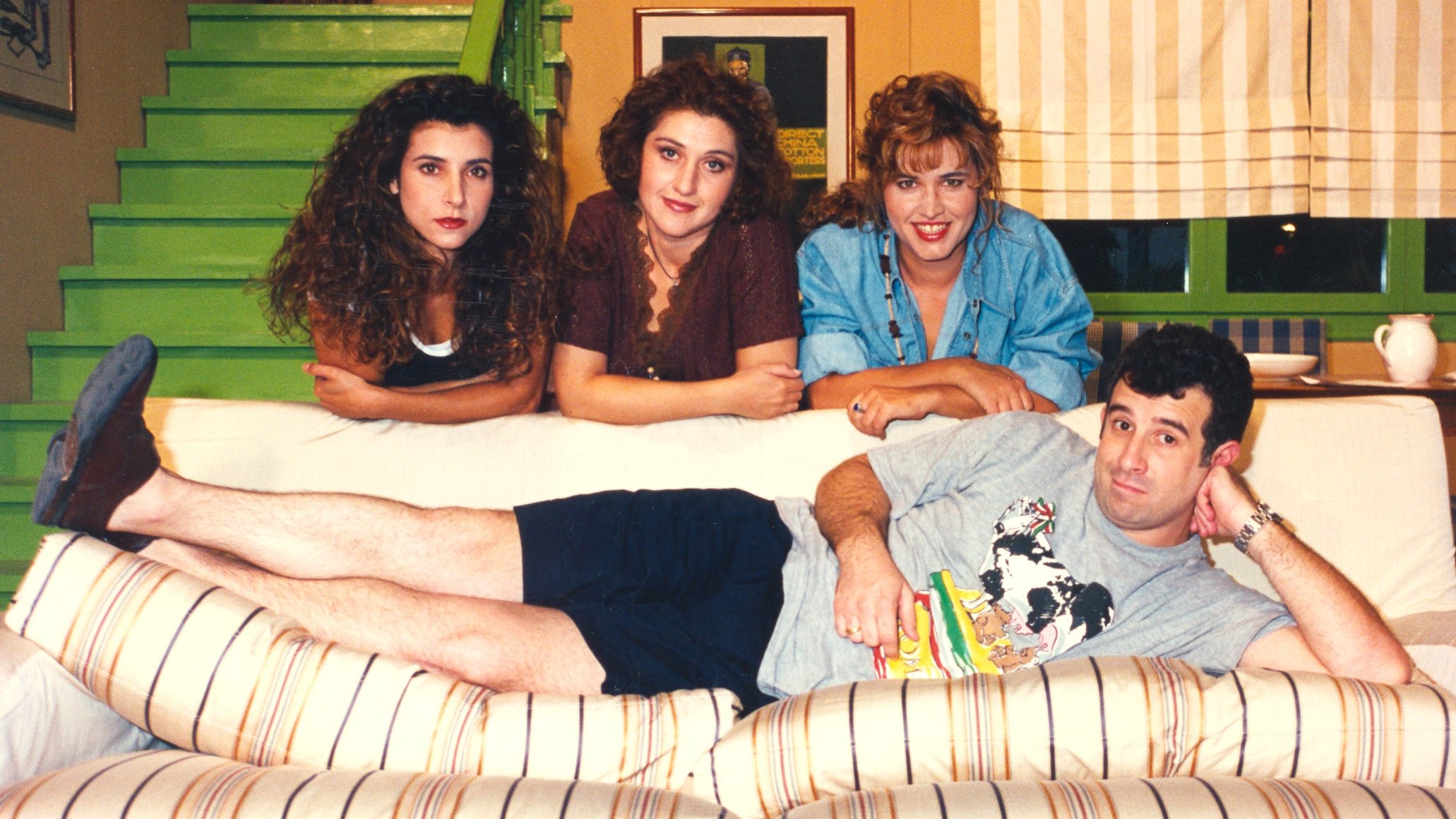 Backdrop for O Petros kai ta koritsia tou