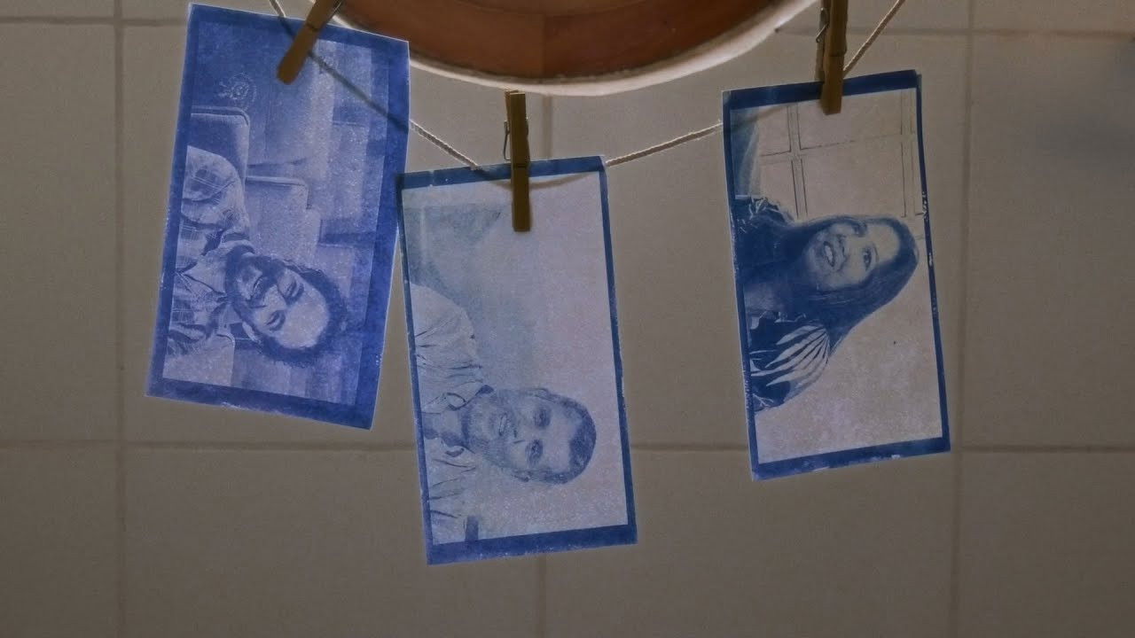 Backdrop for Revelar: Indicios de identidad