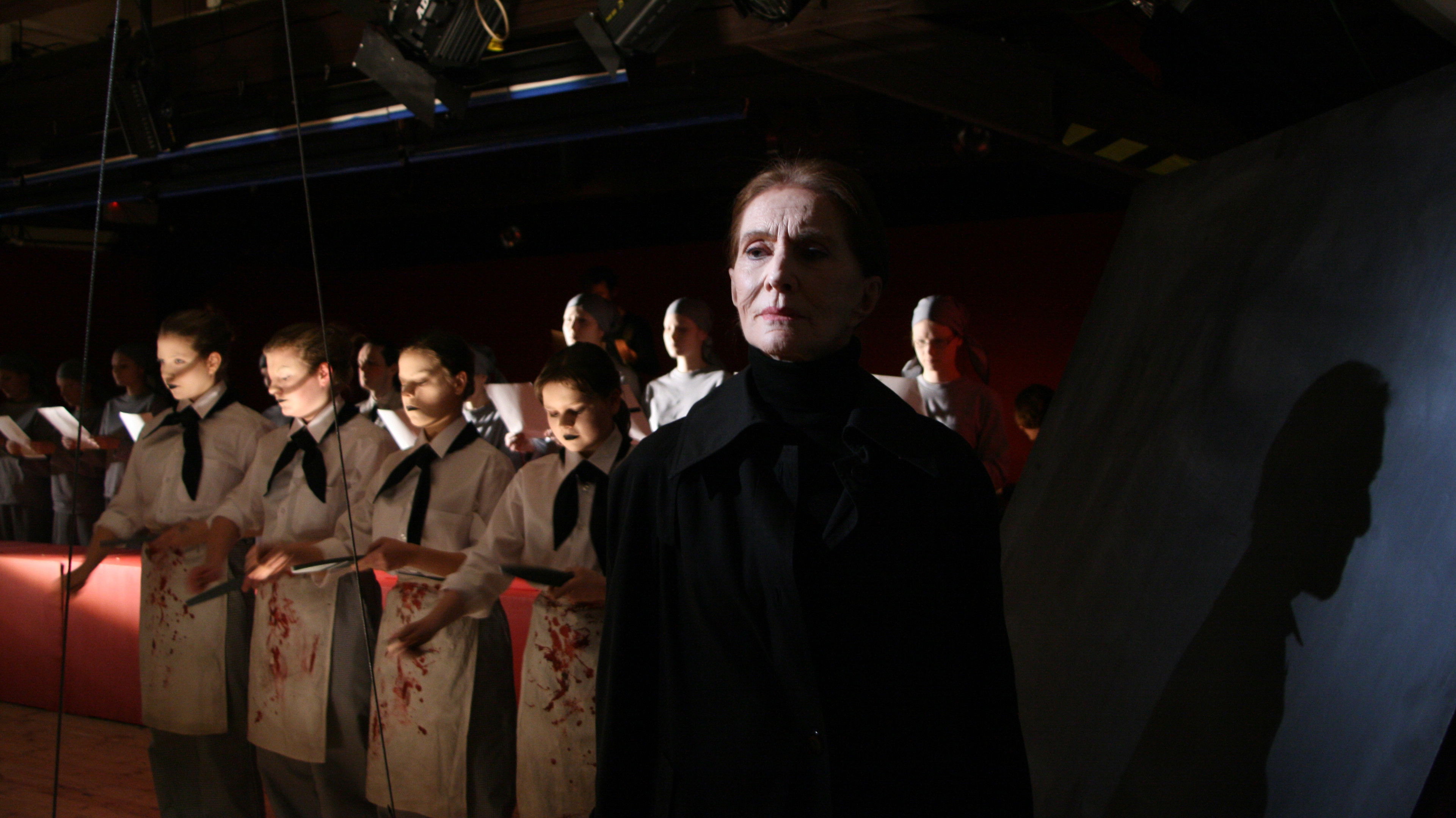 Backdrop for Červená