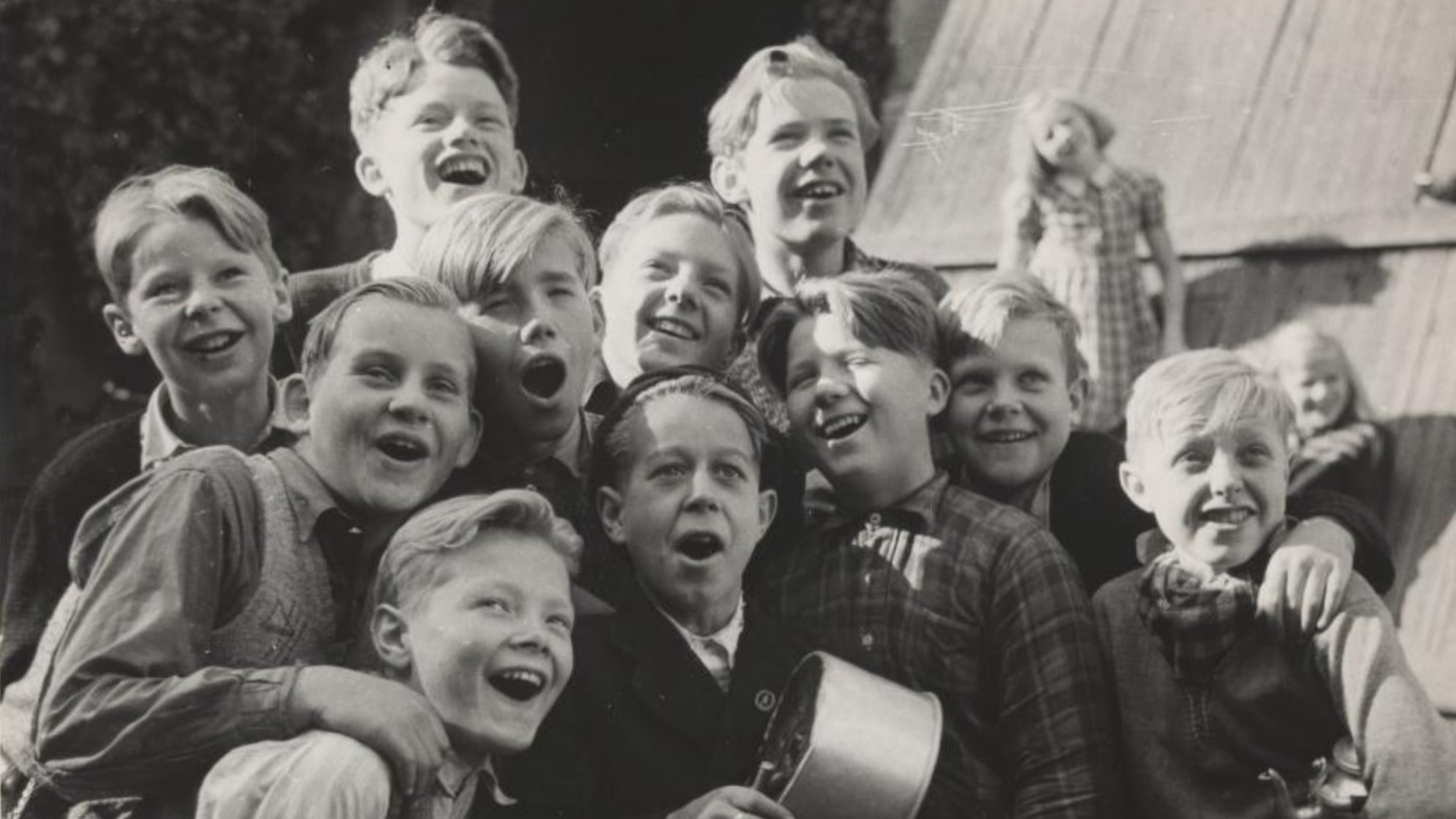 Backdrop for Ti gutter og en gjente