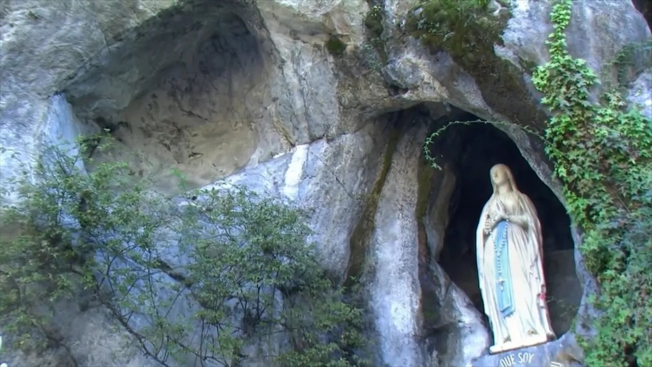 Backdrop for Les mystères de la grotte de Lourdes