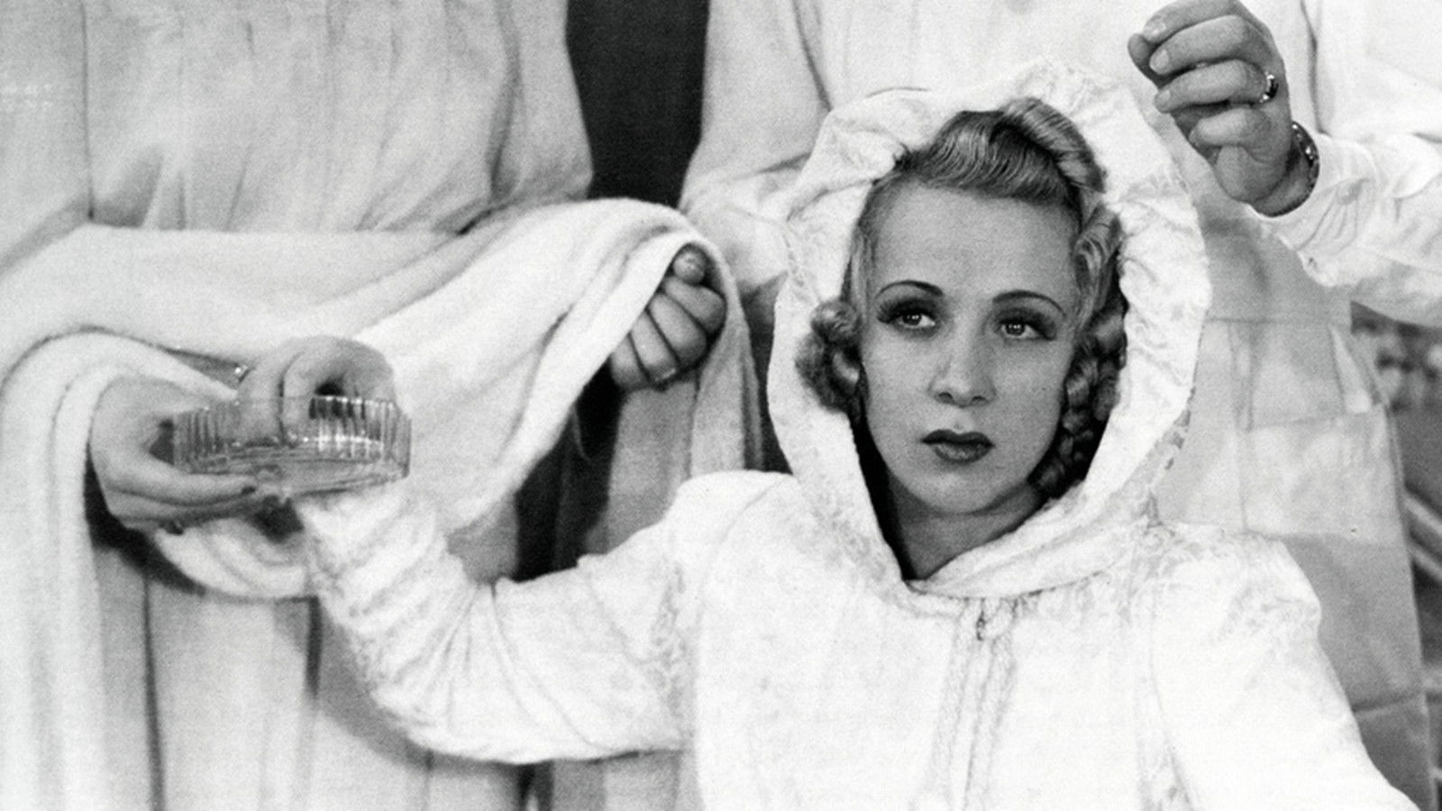 Backdrop for Caprichosa y millonaria