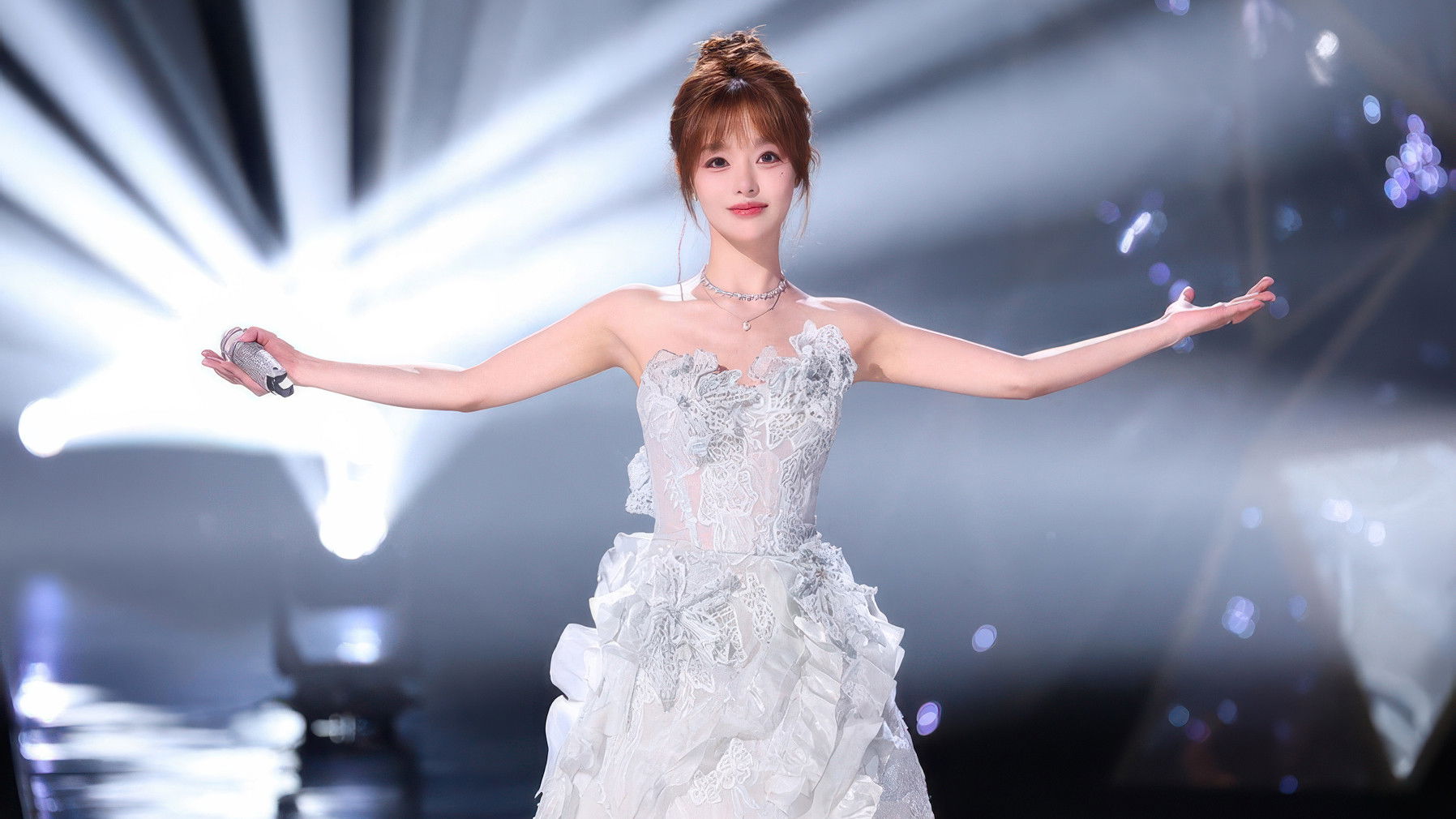 Backdrop for 黄霄雲：宇宙无敌号演唱会 – 广州站​