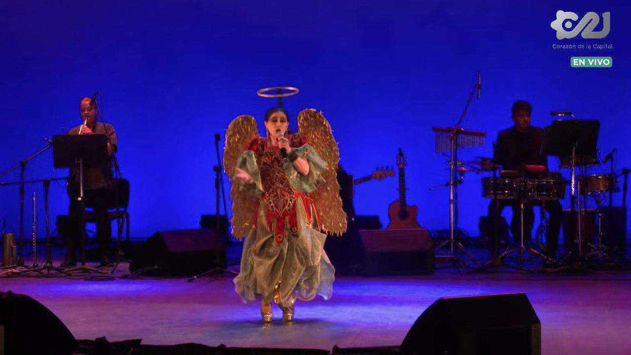Backdrop for Astrid Hadad Y Su Cabaret Histórico: La Pluma O La Espada