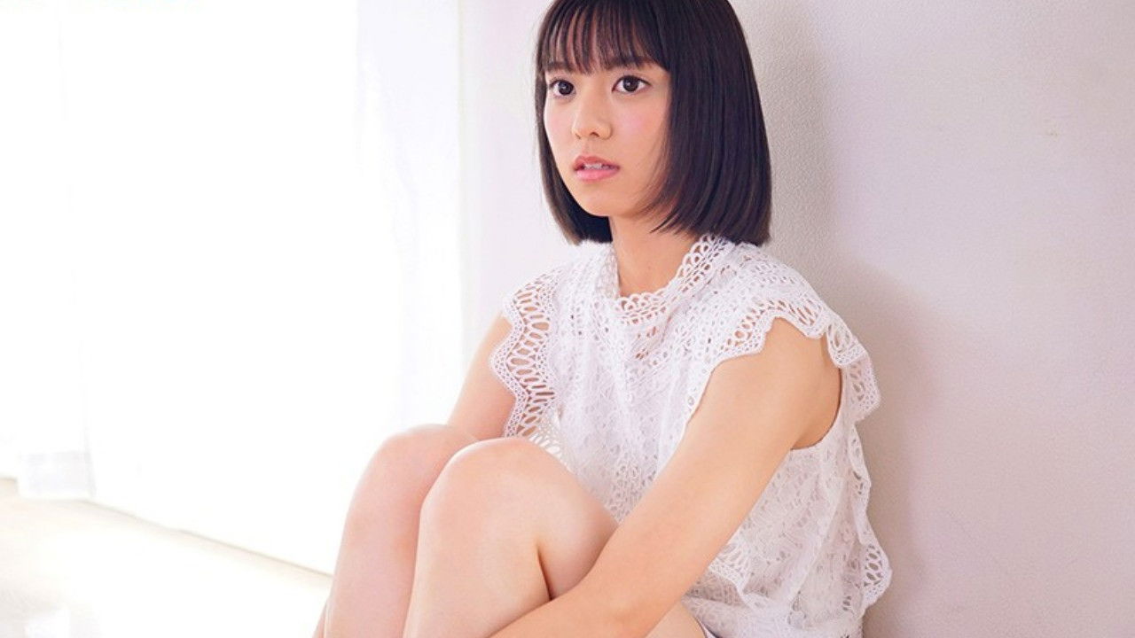 Backdrop for Amateur 19-Year Old AV Debut FIRST IMPRESSION 136 Pure-Hearted Girl: Young Girl With Powerful Big Eyes – Rin Monami