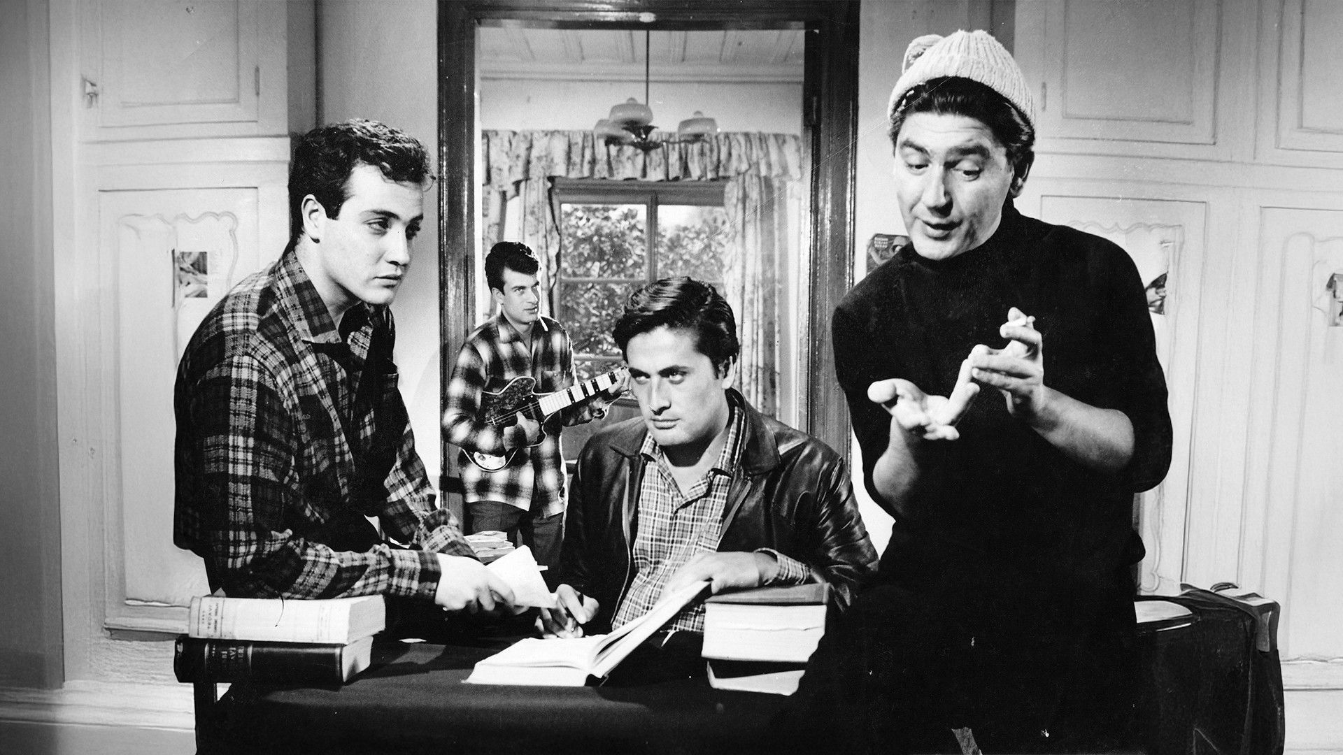 Backdrop for Yalnız Değiliz