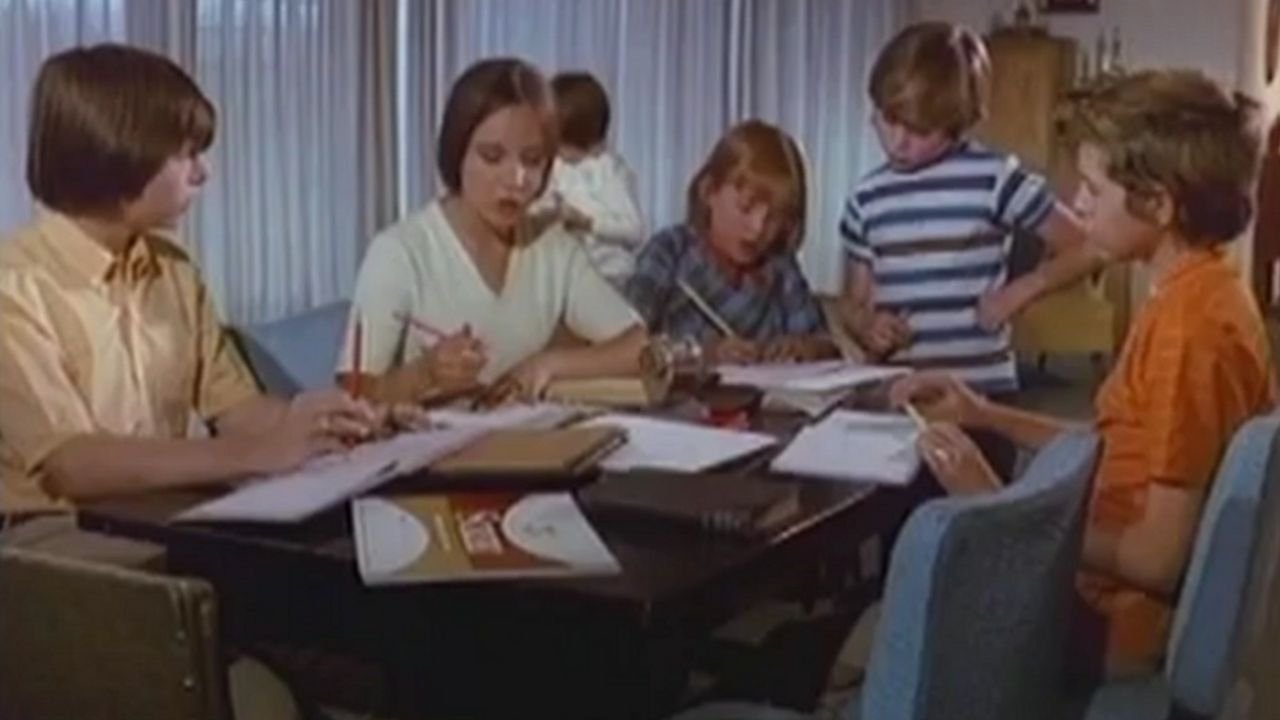 Backdrop for El nano: Niñera con bigotes