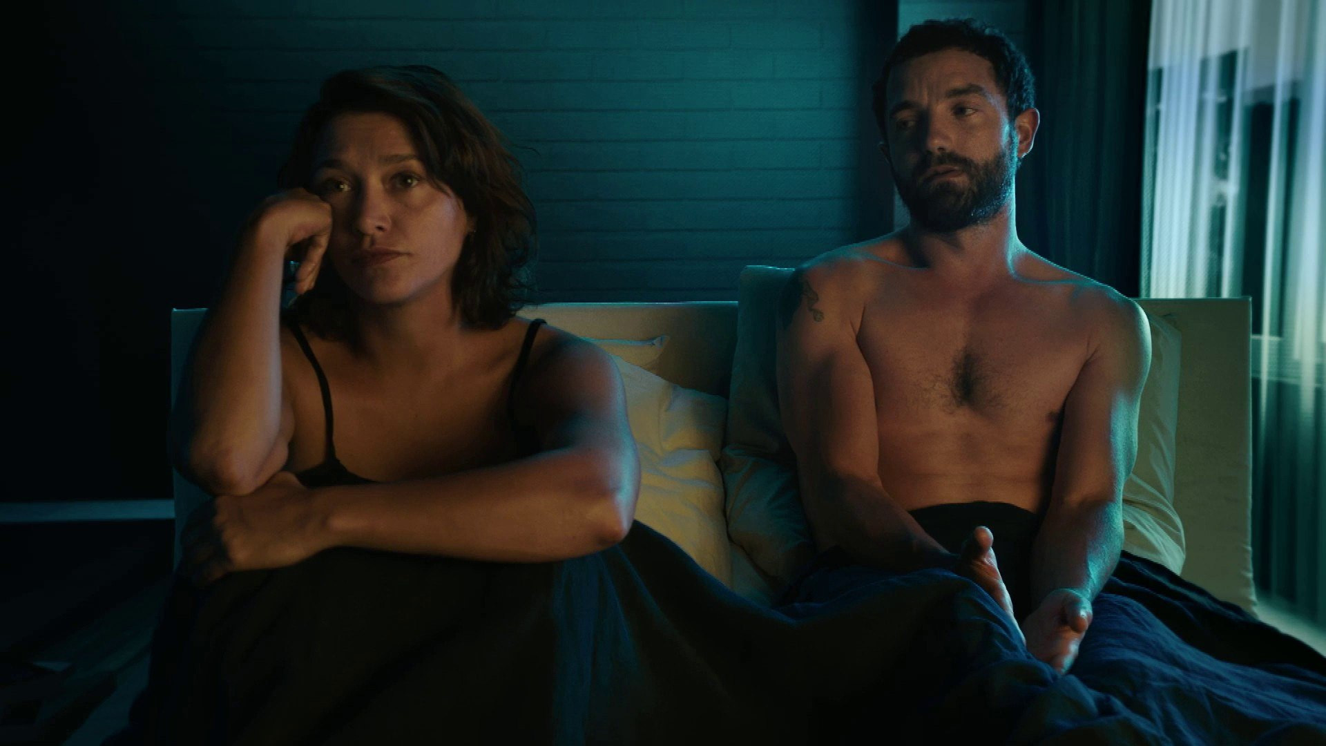 Backdrop for Moins qu'hier (plus que demain)