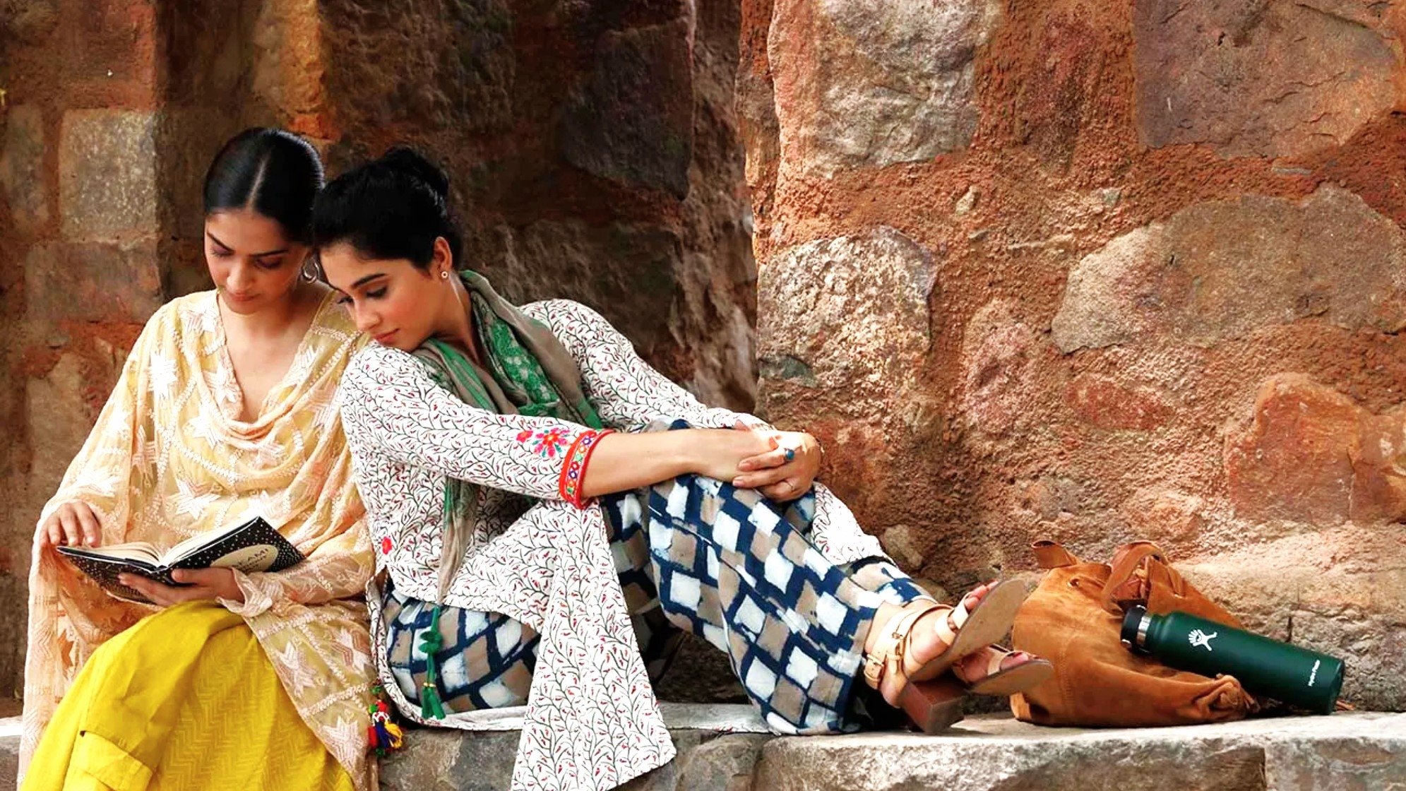 Backdrop for Ek Ladki Ko Dekha Toh Aisa Laga