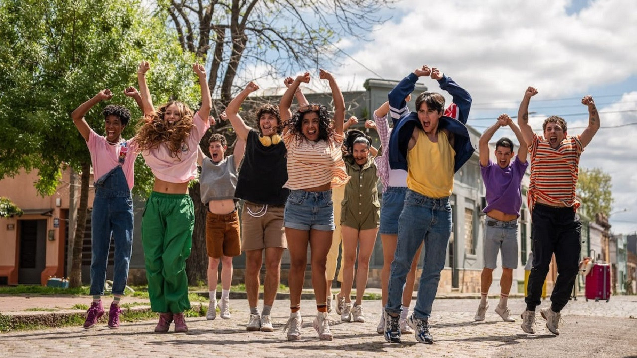 Backdrop for Locos de Amor, Mi Primer Amor