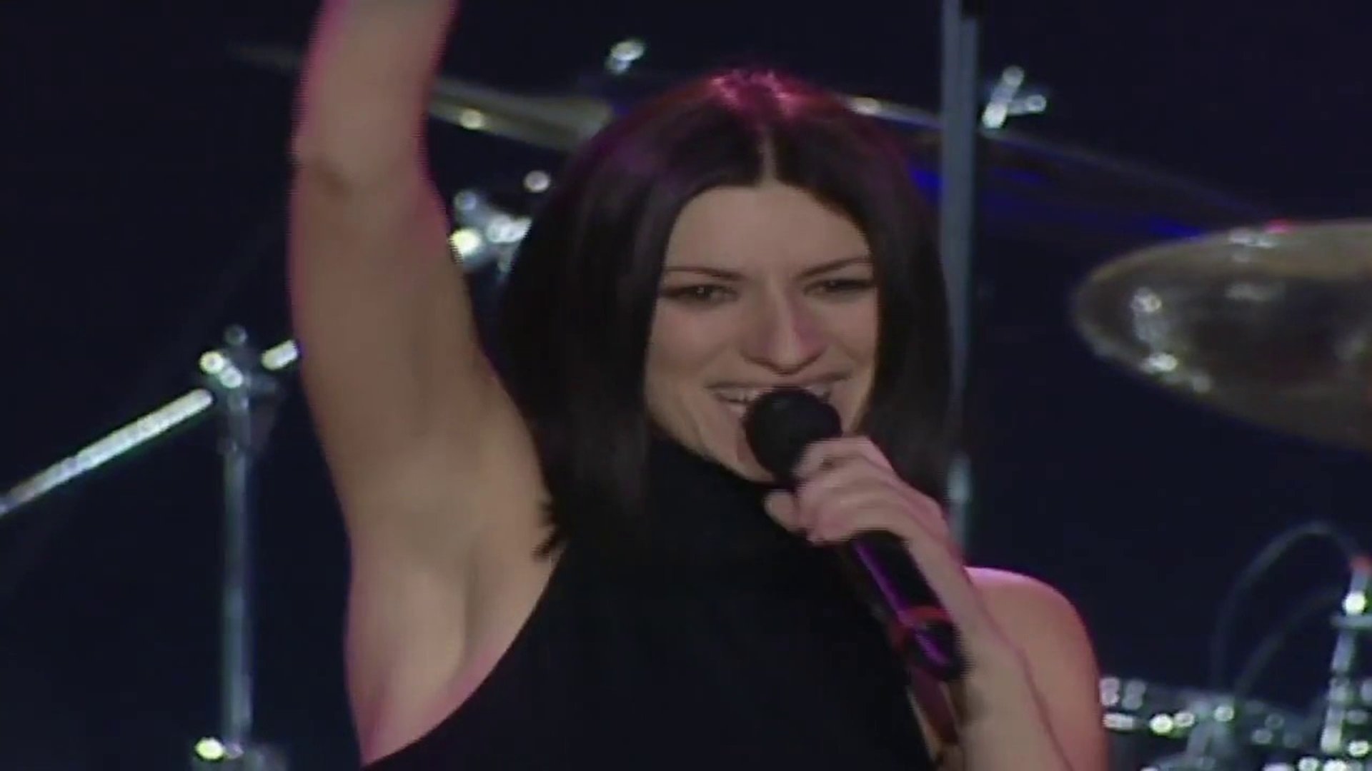 Backdrop for Laura Pausini: Live 2001-2002 World Tour