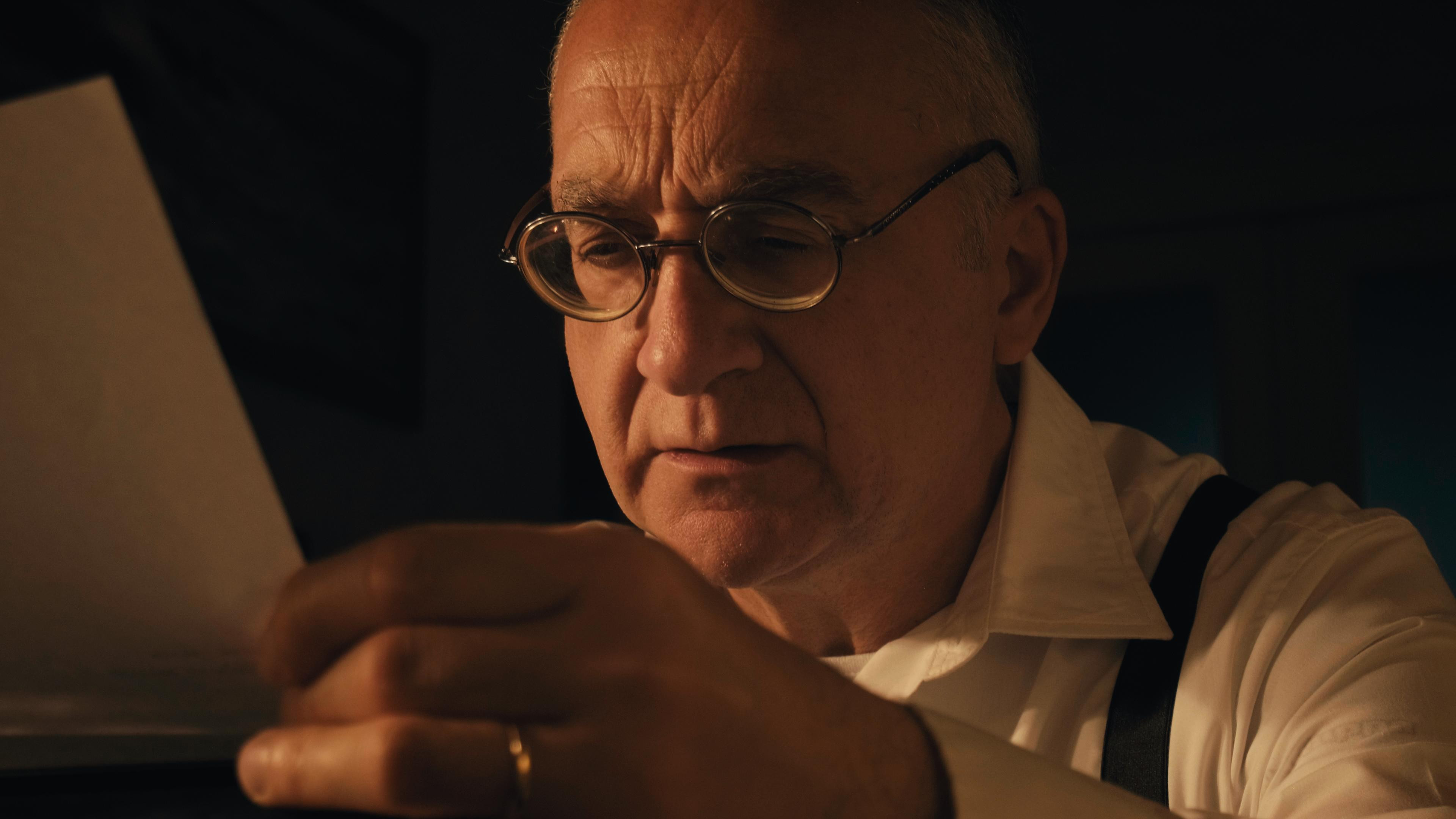 Backdrop for Qualunque uomo