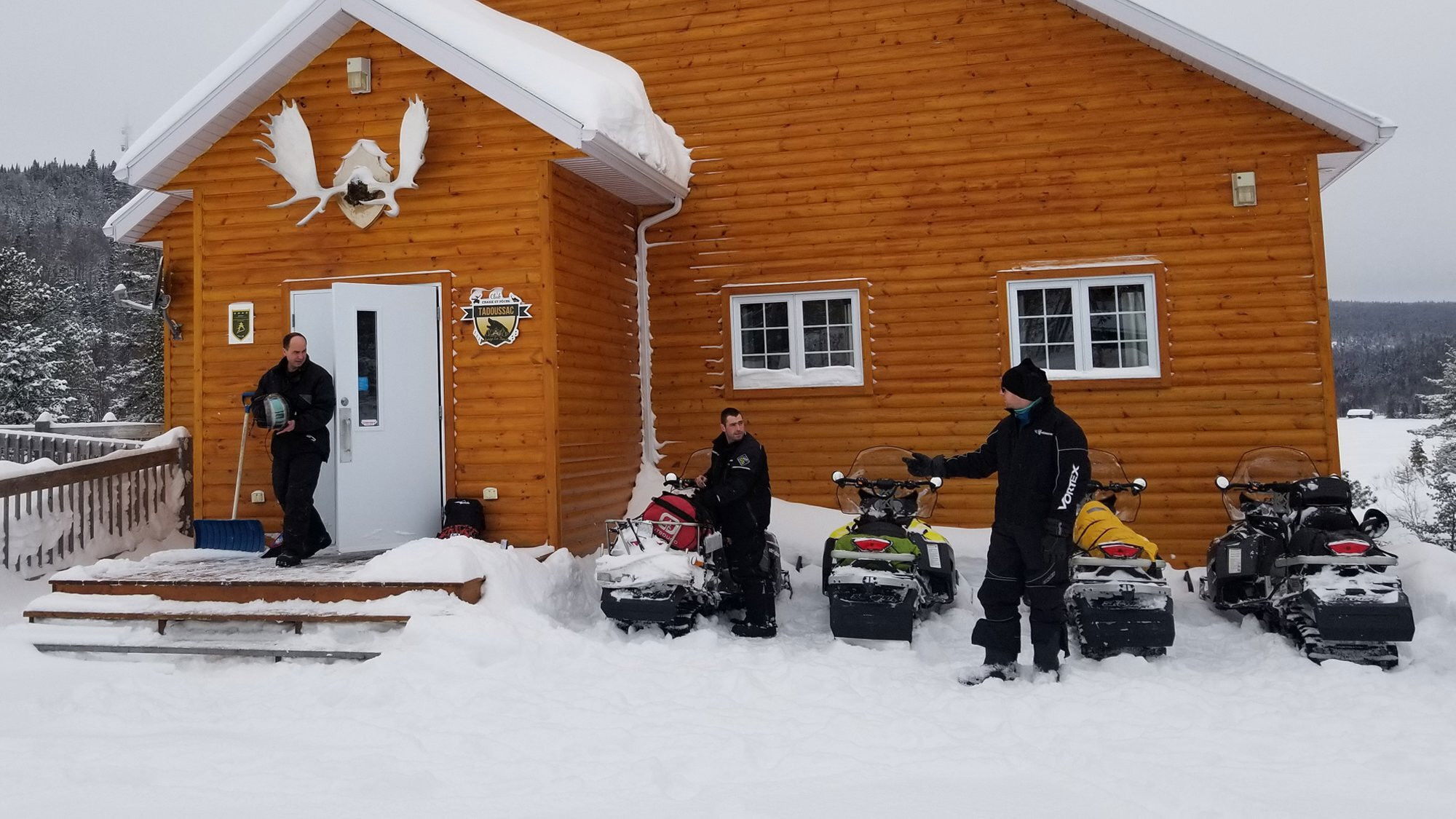 Backdrop for La poudre aux yeux
