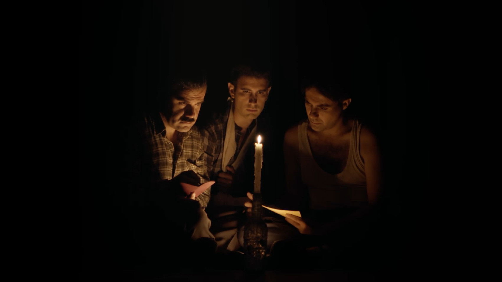 Backdrop for Tres hombres no pueden ocultarse bajo la tapa de un puchero