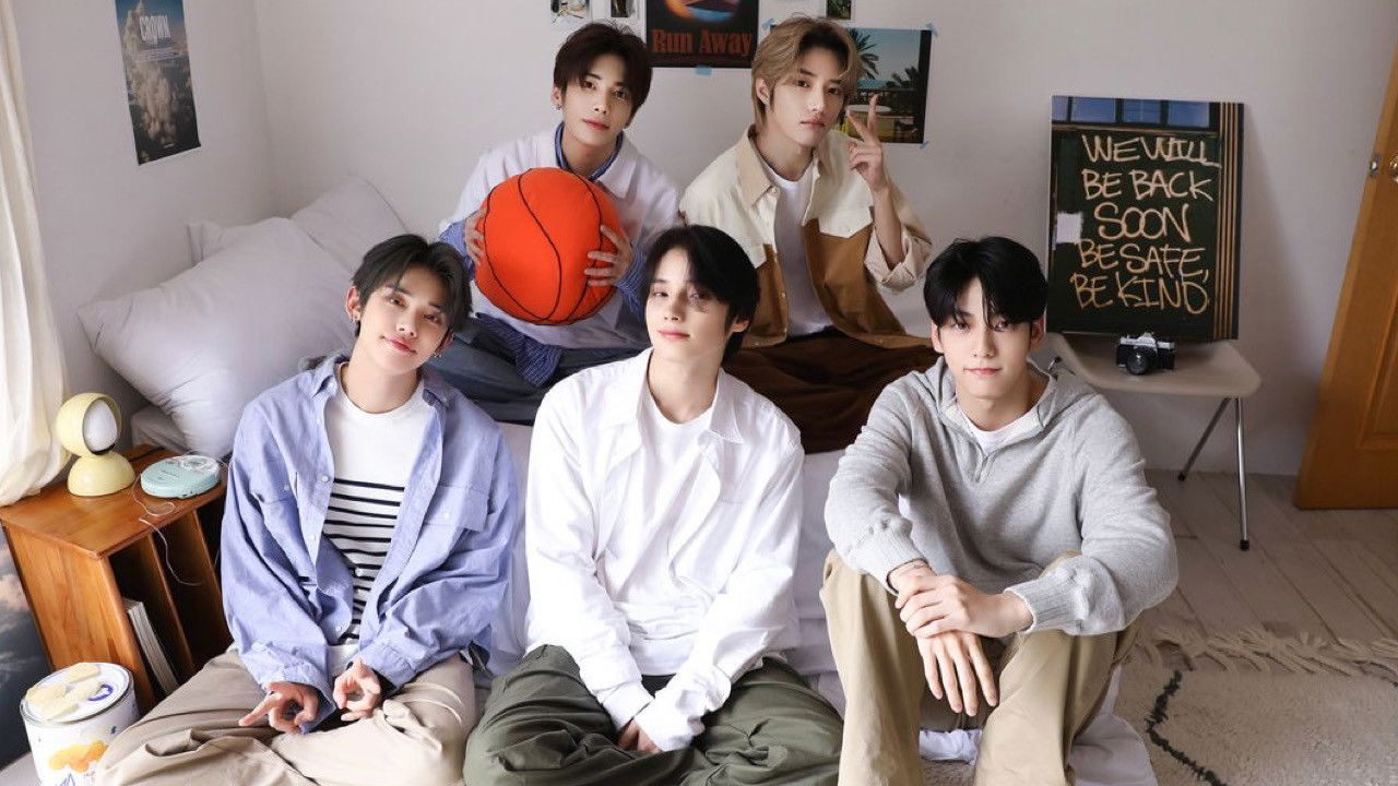 Backdrop for TOMORROW X TOGETHER 'DAY BY DAY' 2023 SEASON'S GREETINGS