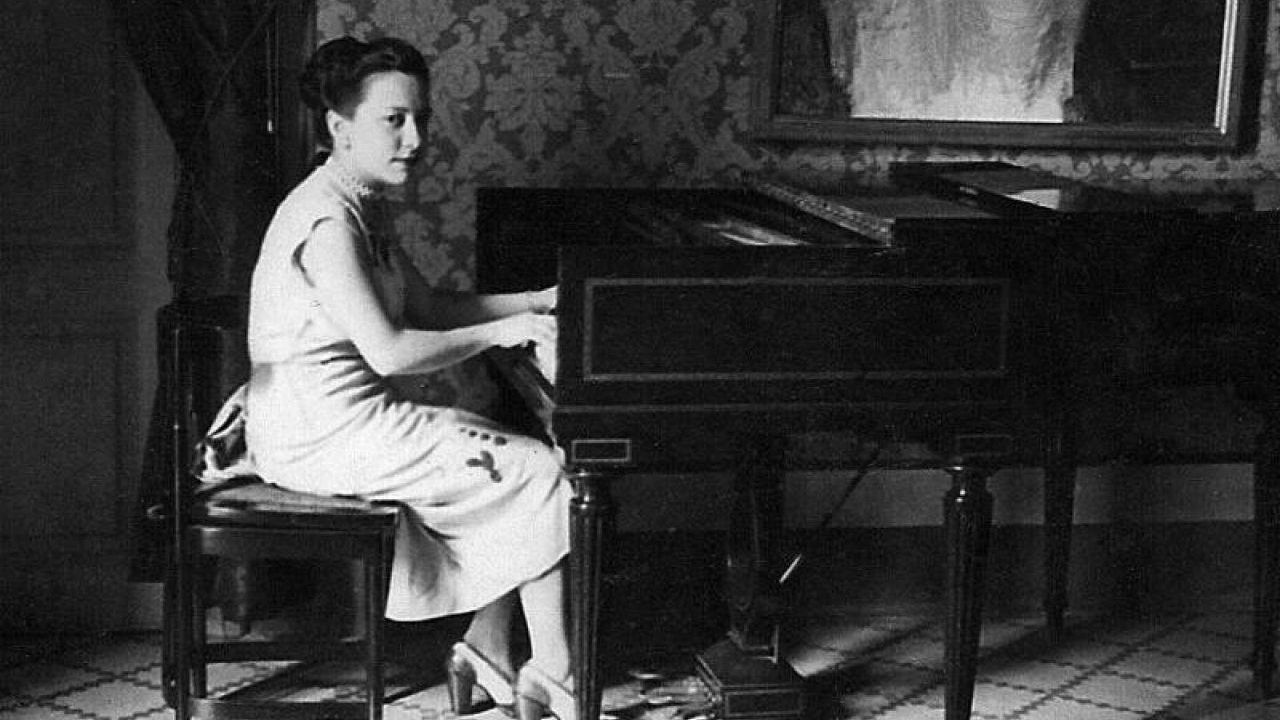 Backdrop for Las manos de Alicia