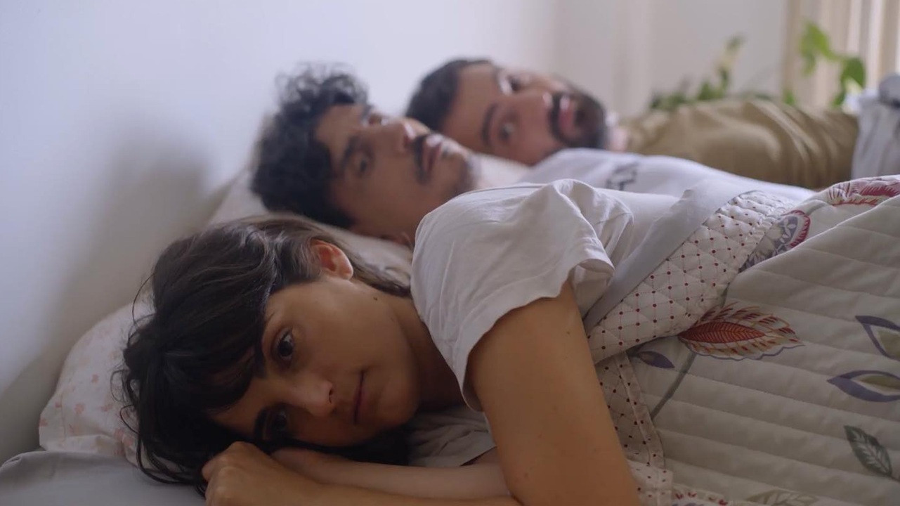 Backdrop for Estás rara