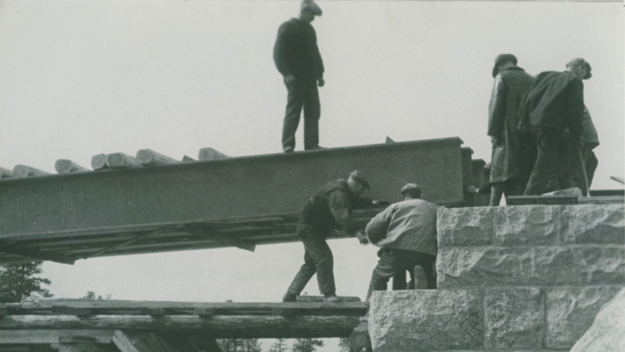 Backdrop for Raller of the Crown