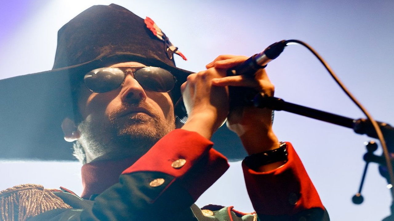 Backdrop for The Divine Comedy: Live at Les Folies Bergères