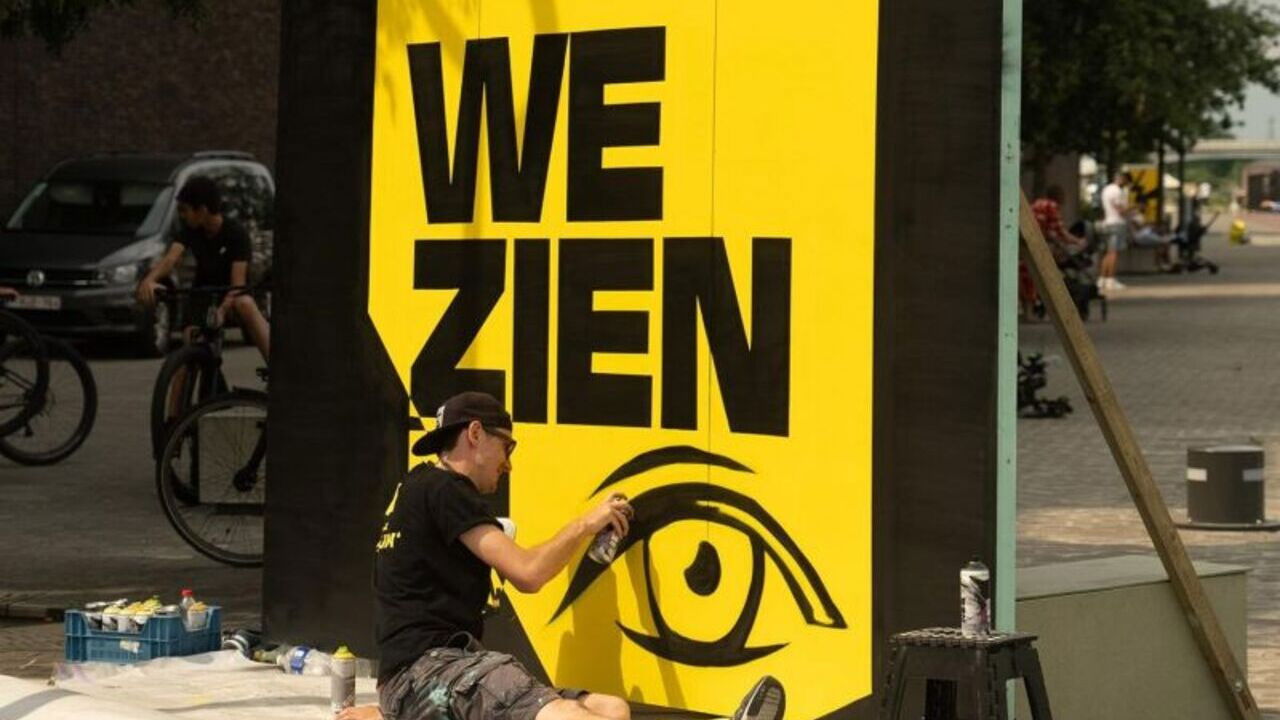 Backdrop for We zien u