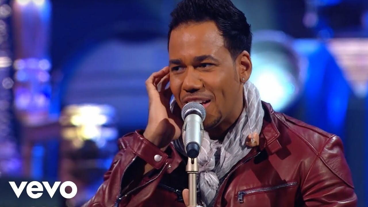 Backdrop for Romeo Santos: The King Stays King – Live at Madison Square Garden