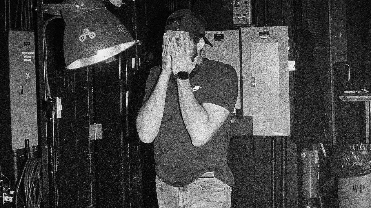 Backdrop for Des putes et des voleurs