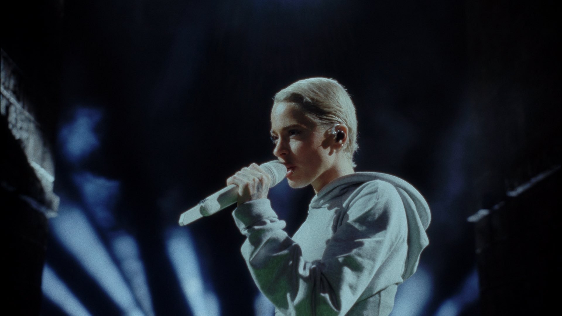 Backdrop for TINI: Un mechón de pelo