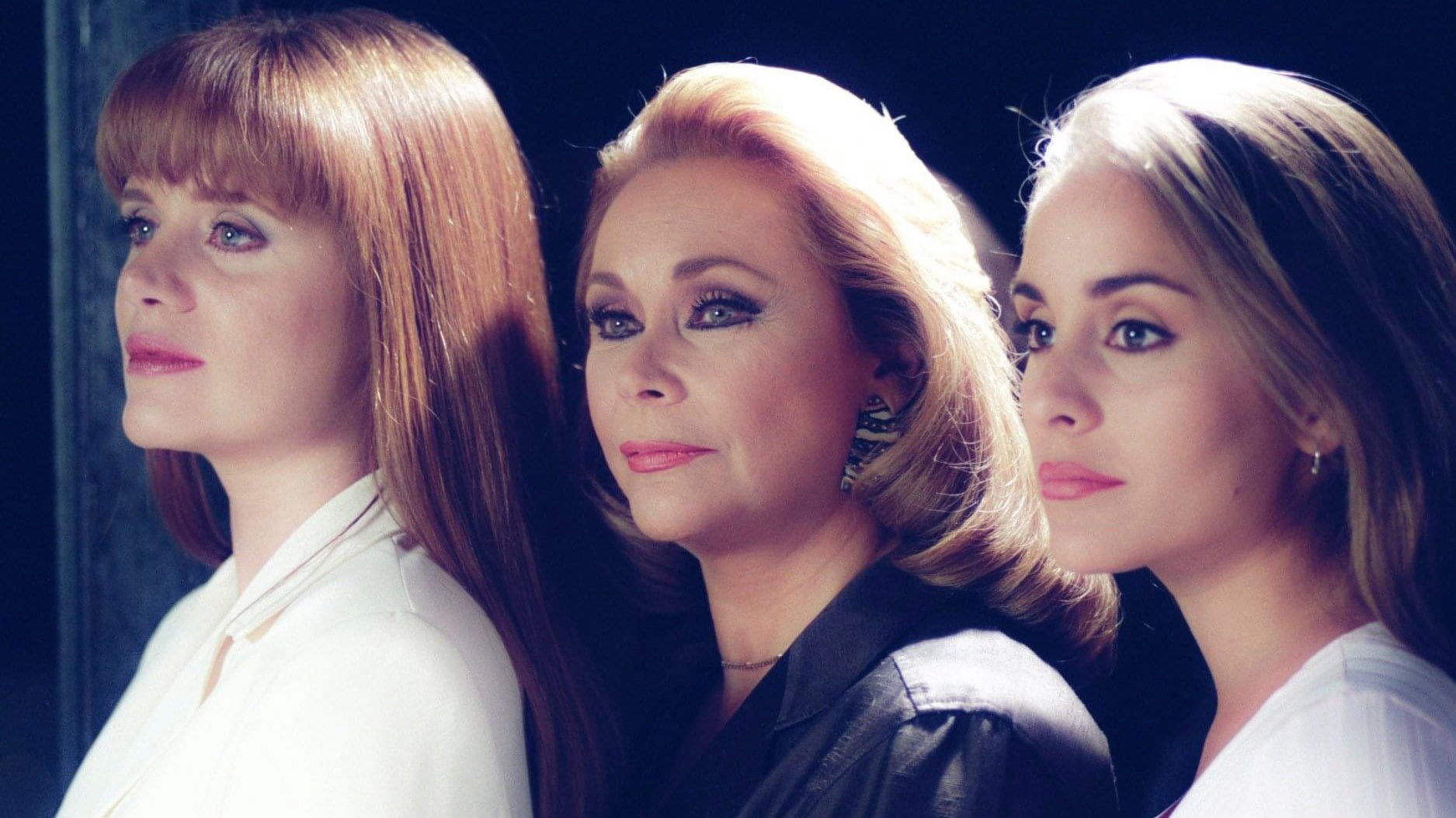 Backdrop for Tres Mujeres