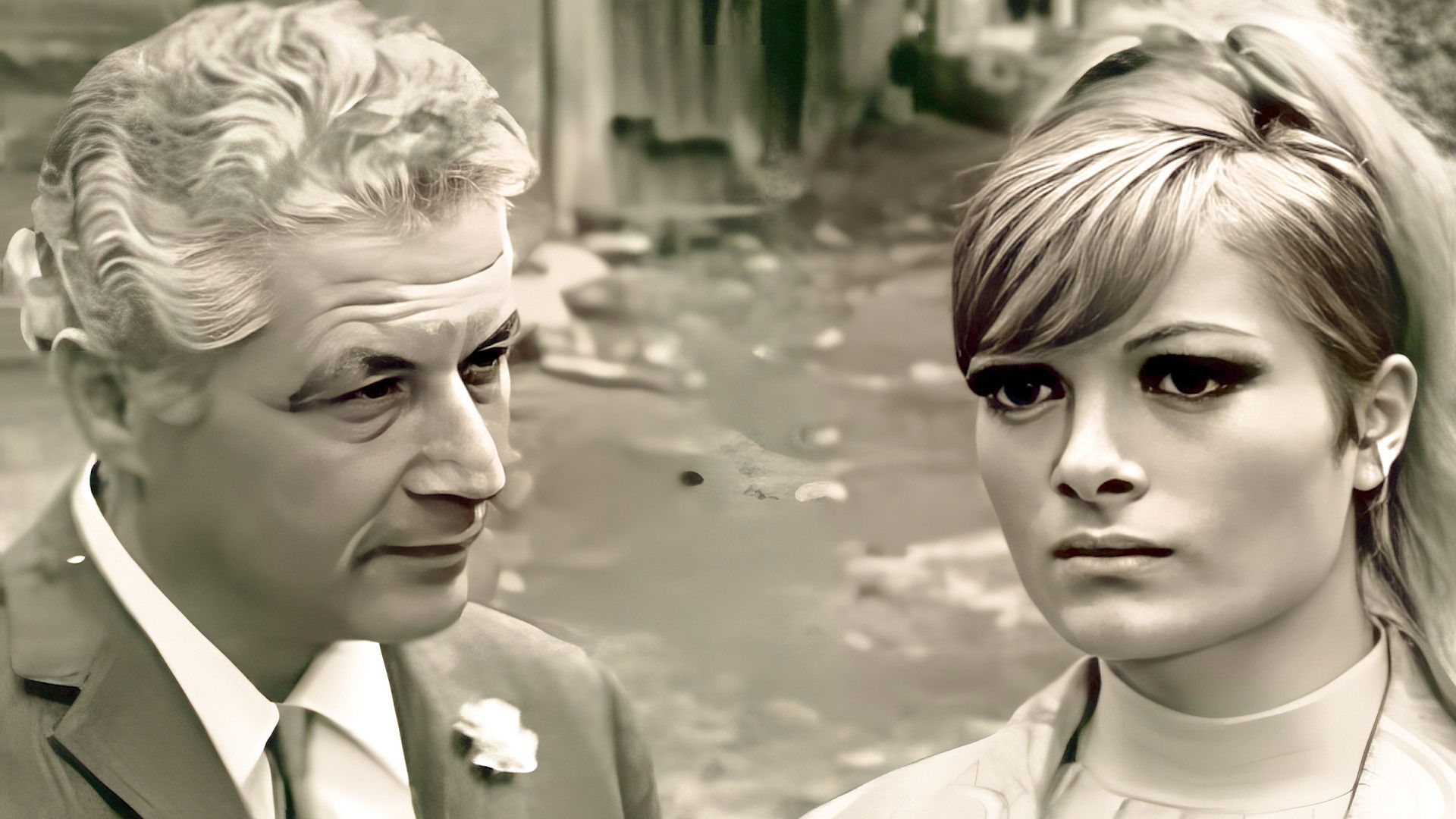 Backdrop for Düşman Aşıklar