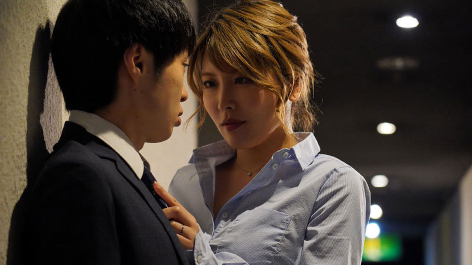 Backdrop for 今日からキミは、私の言いなり童貞ペットね。 美人女上司に弱みを握られてしまった僕は、都合のイイ肉玩具として飼いならされて…。 新村あかり