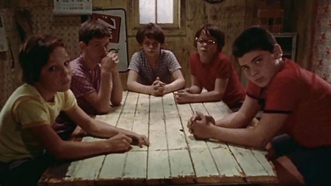 Backdrop for « Les Oreilles » mène l'enquête