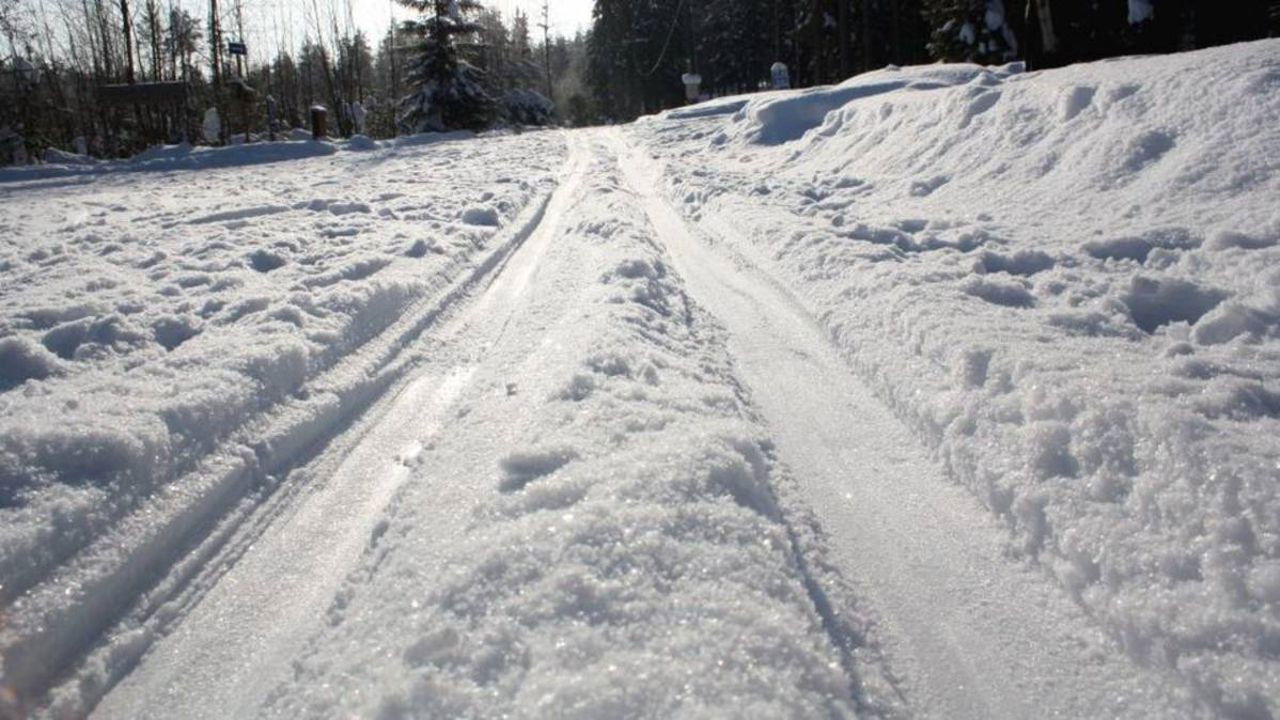 Backdrop for When Heroes Lie