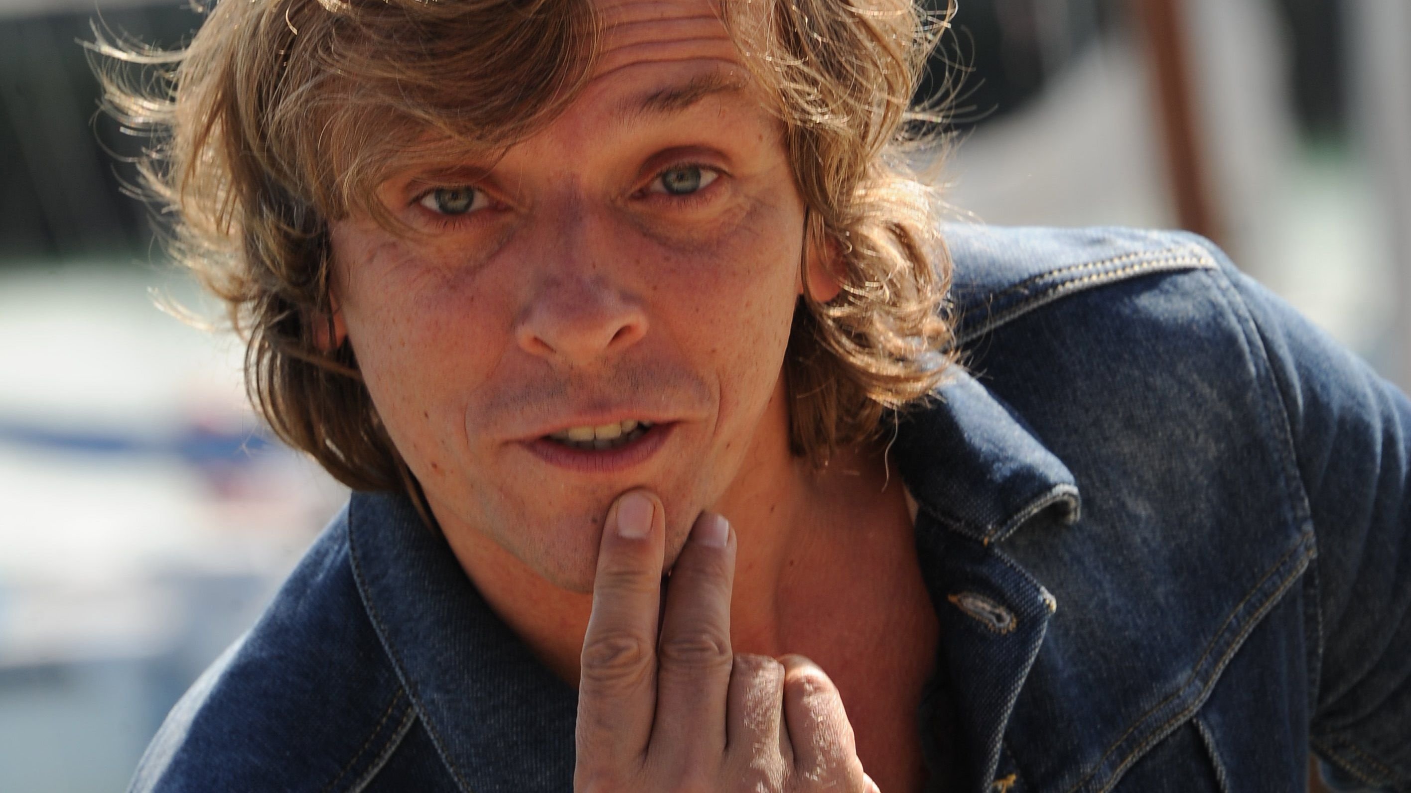 Backdrop for D'un monde à l'autre