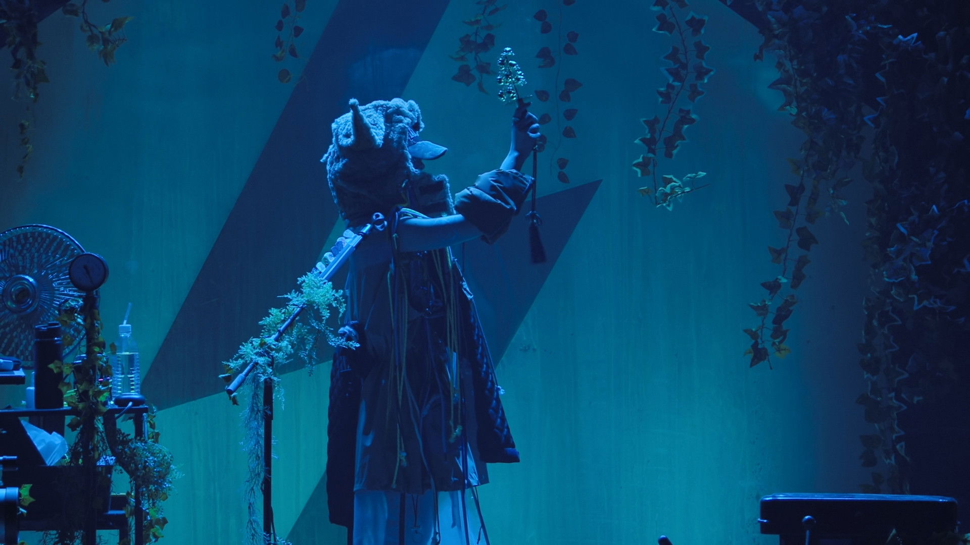 Backdrop for ZUTOMAYO FACTORY「鷹は飢えても踊り忘れず」