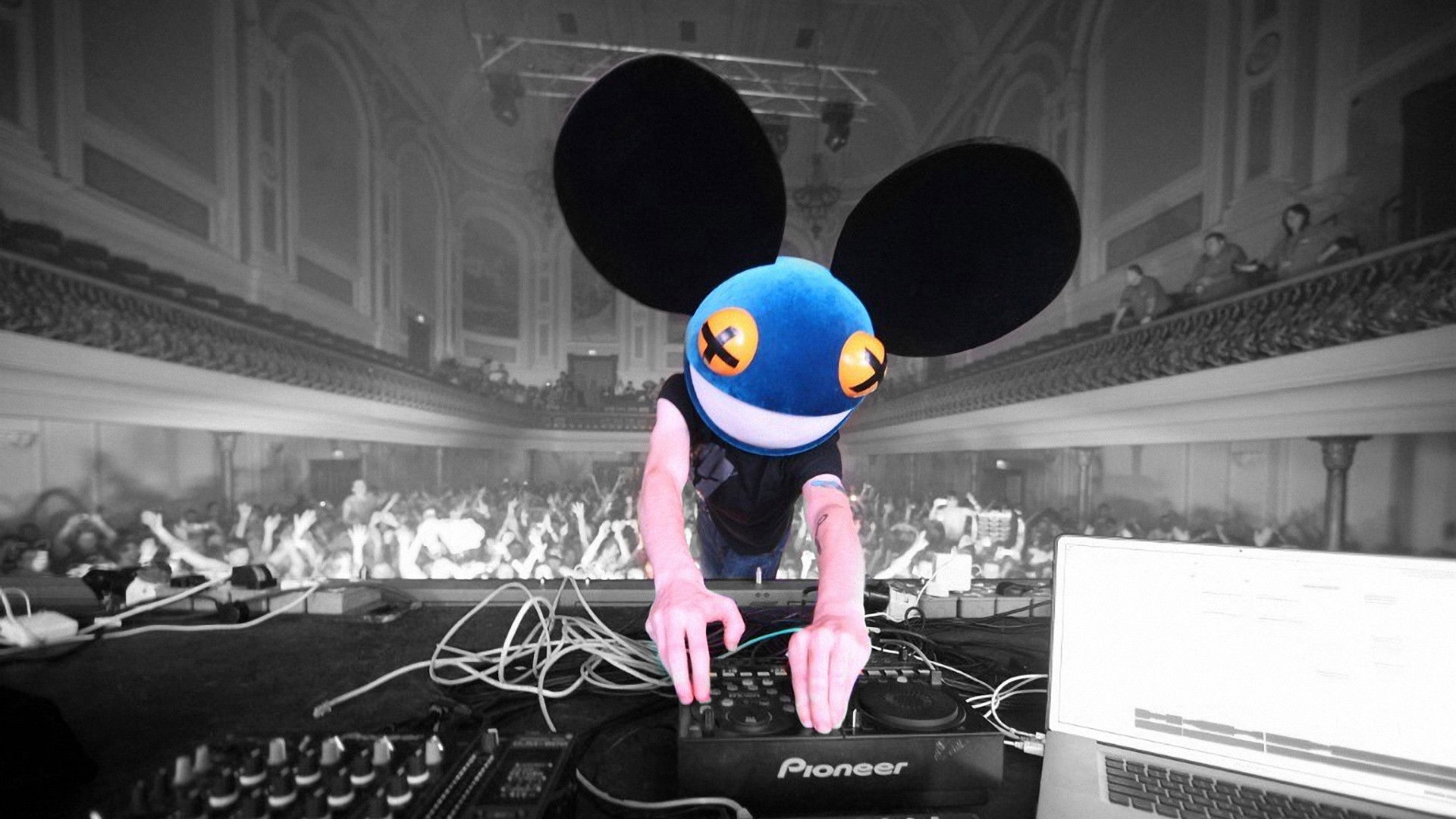 Backdrop for Deadmau5 - Live at iTunes Festival 2014