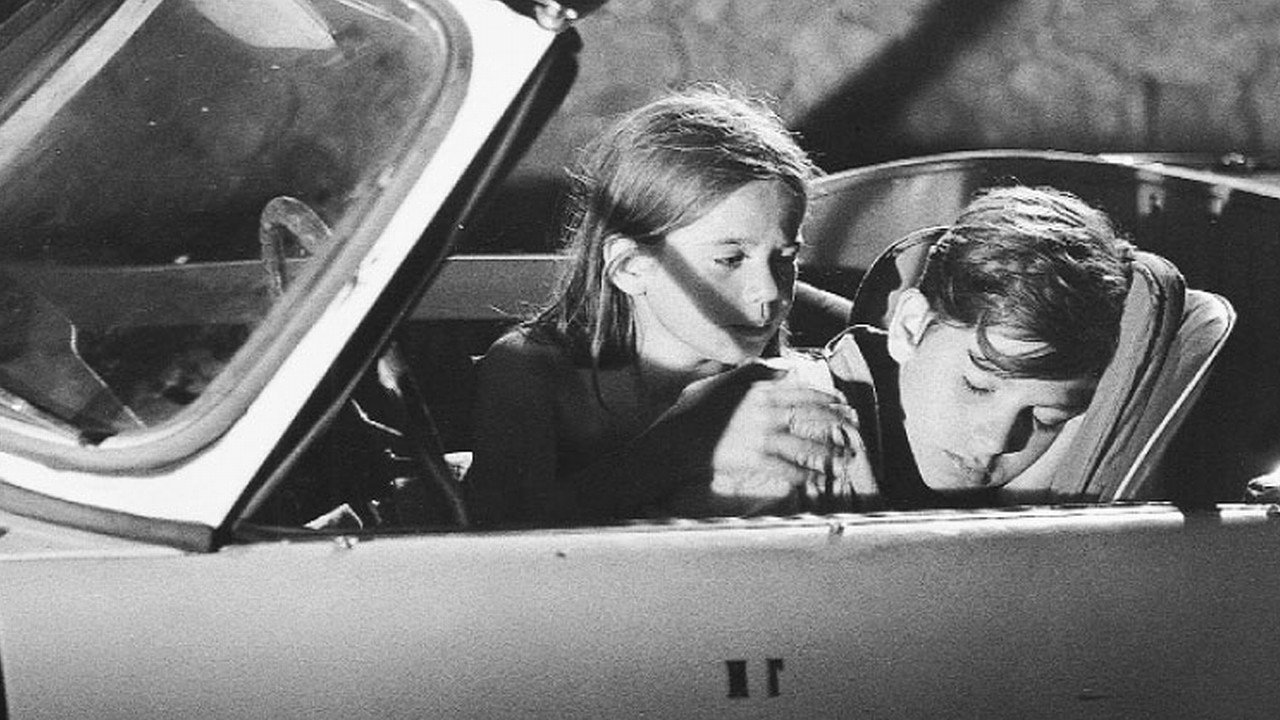 Backdrop for O mikros drapetis