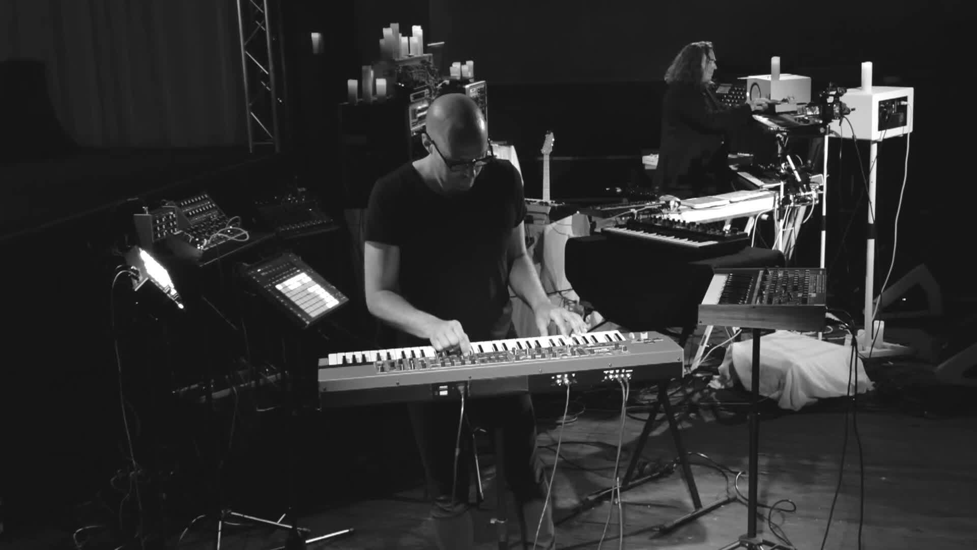 Backdrop for Schiller - Schiller x Quaeschning - Behind closed doors II - Dem Himmel so nah