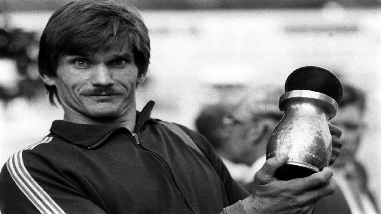 Backdrop for Magyar lapát