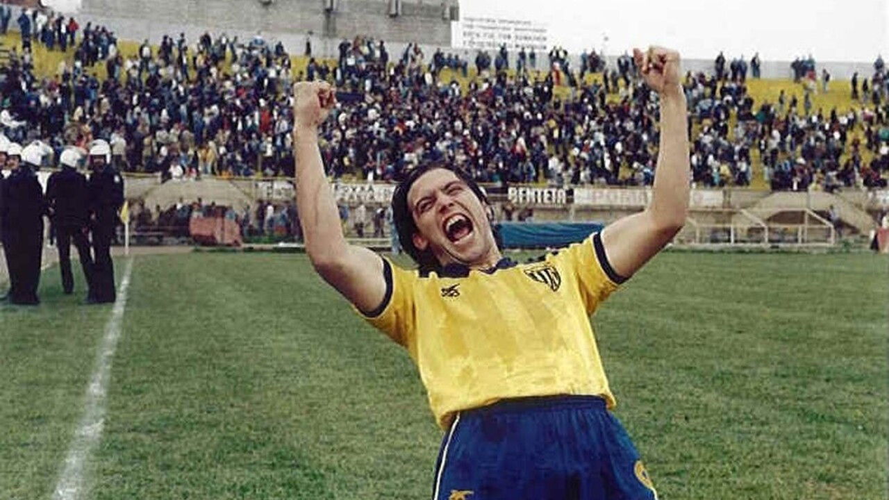 Backdrop for The Striker with Number 9