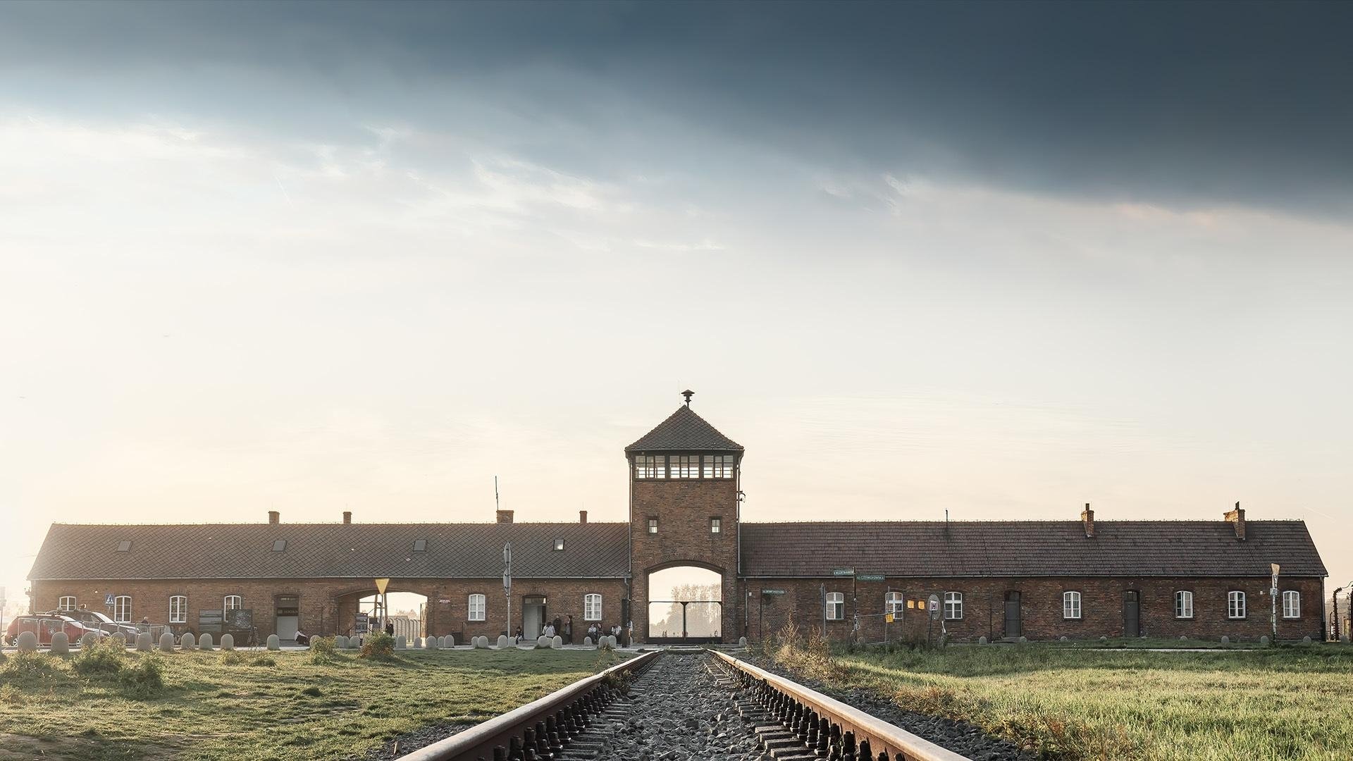Backdrop for Auschwitz, la machine de mort nazie