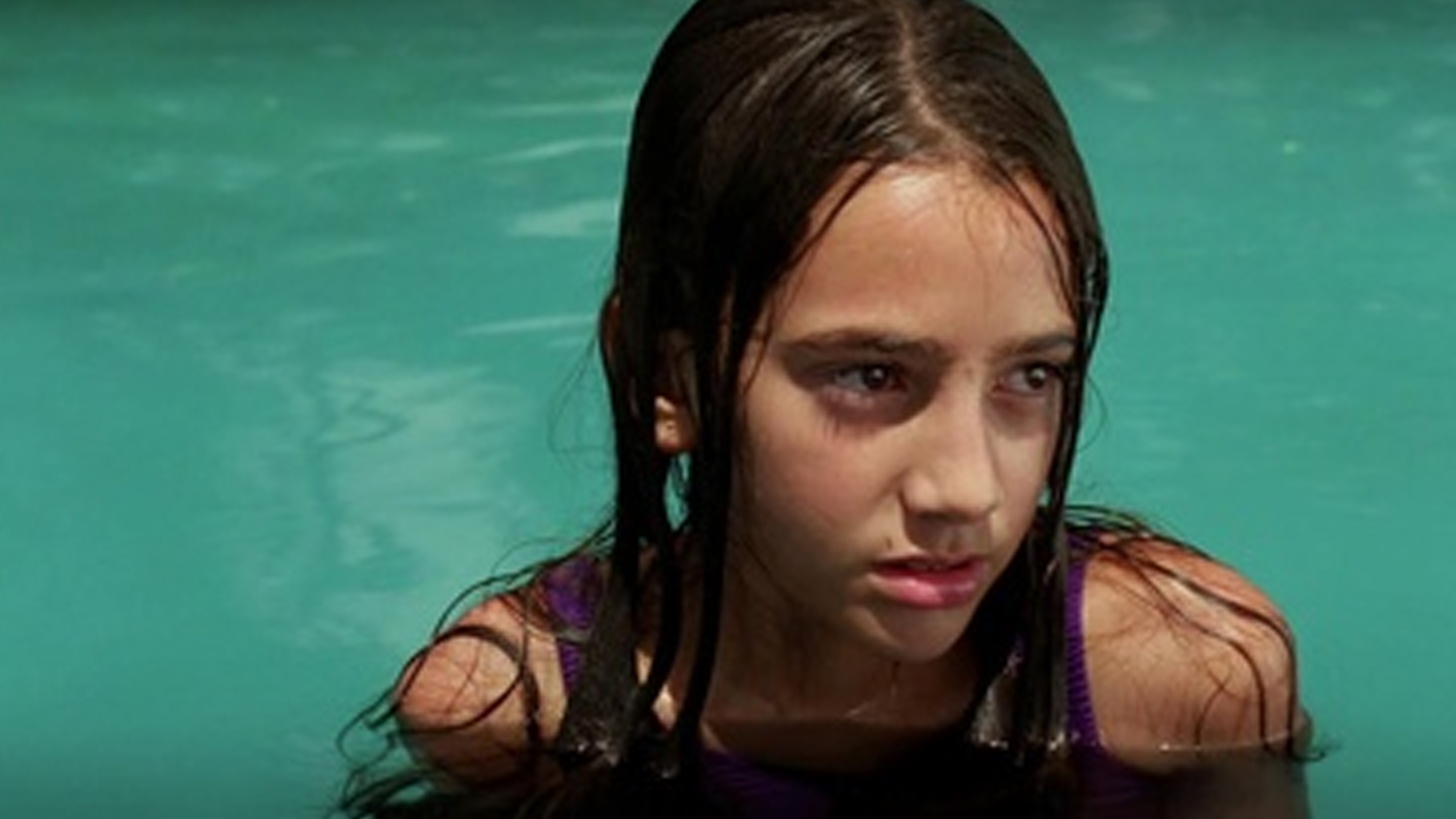 Backdrop for Los extraños