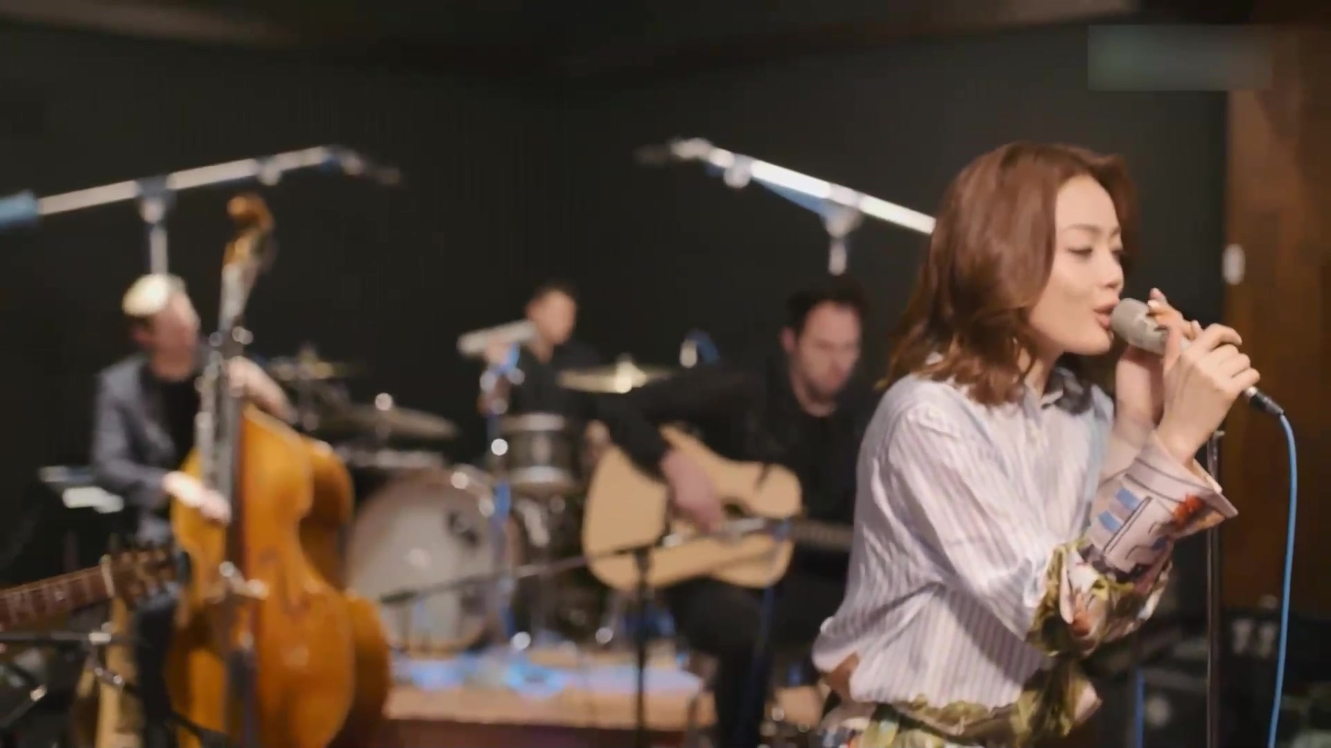 Backdrop for 容祖儿 Love in L.A. 音乐特辑