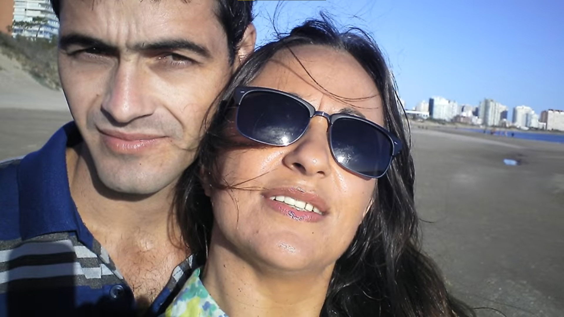 Backdrop for Dos palabras en la arena