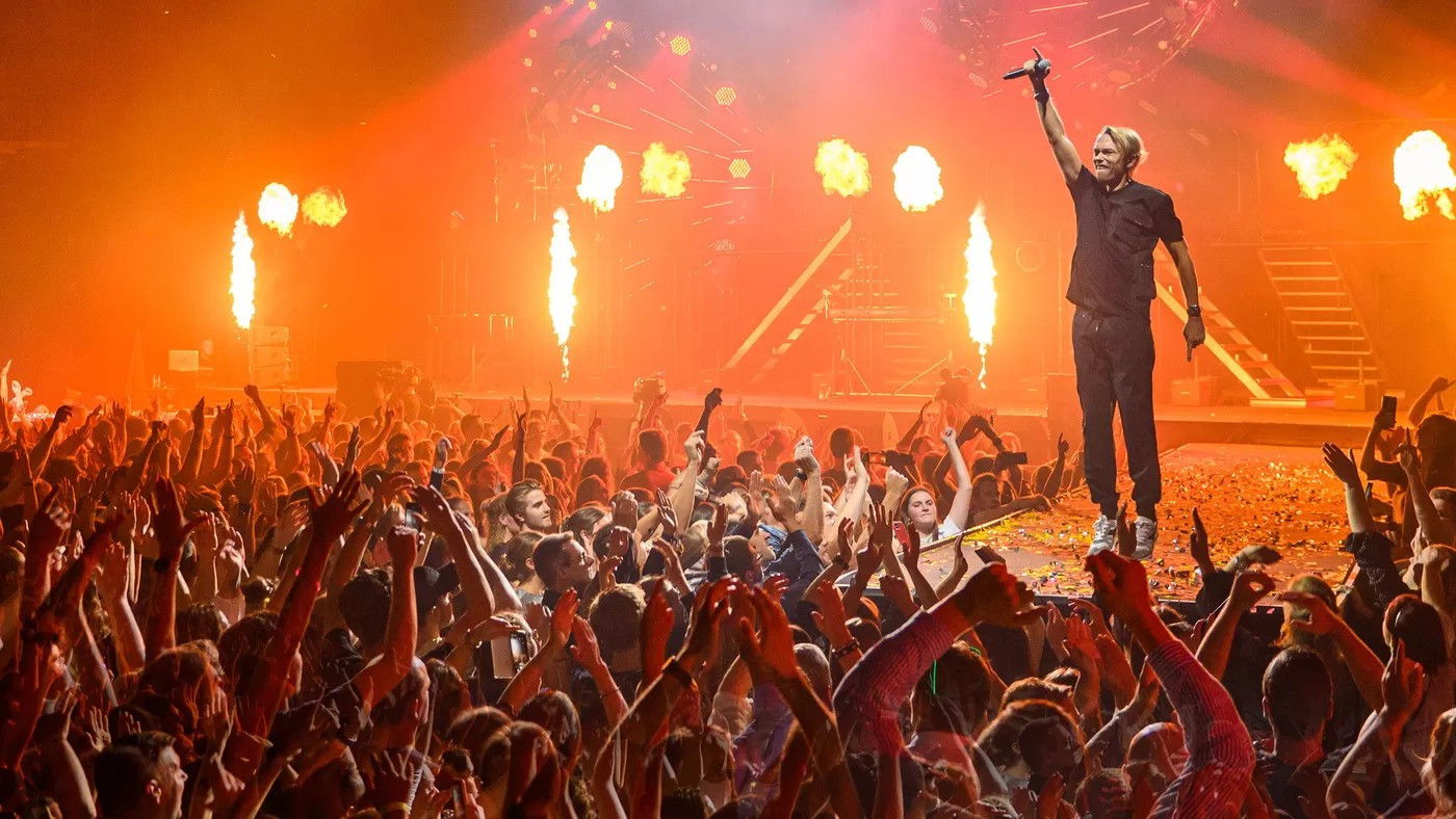 Backdrop for Regi - Zwaartekracht Live in het Sportpaleis