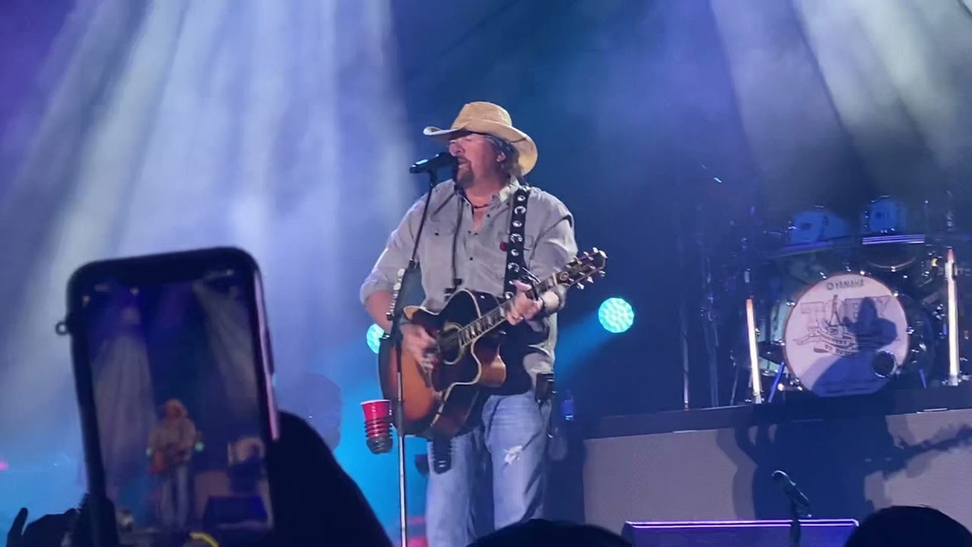 Backdrop for Toby Keith - Honky Tonk Town - Full Concert