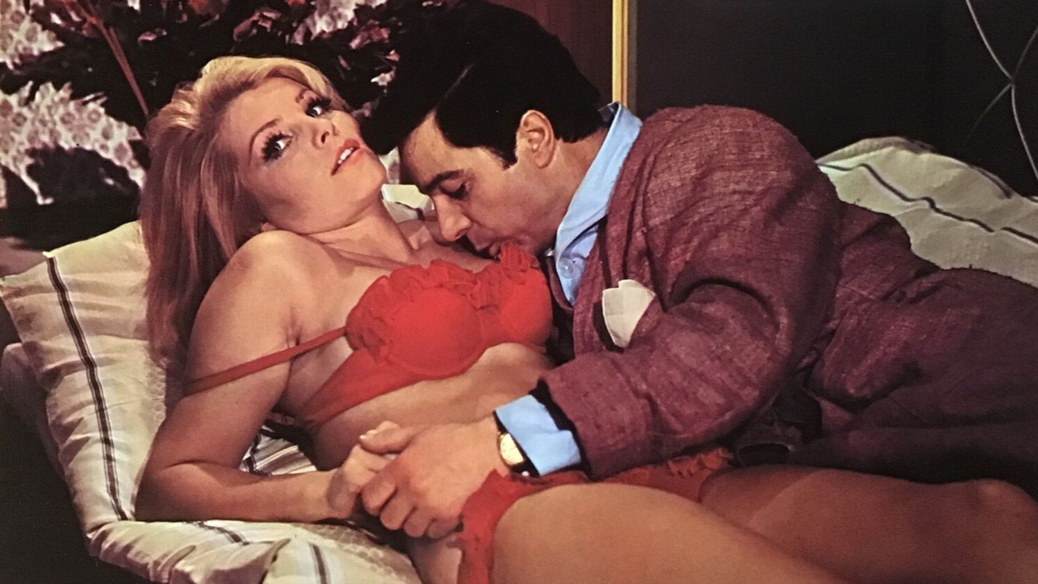 Backdrop for Hugo, the Woman Chaser