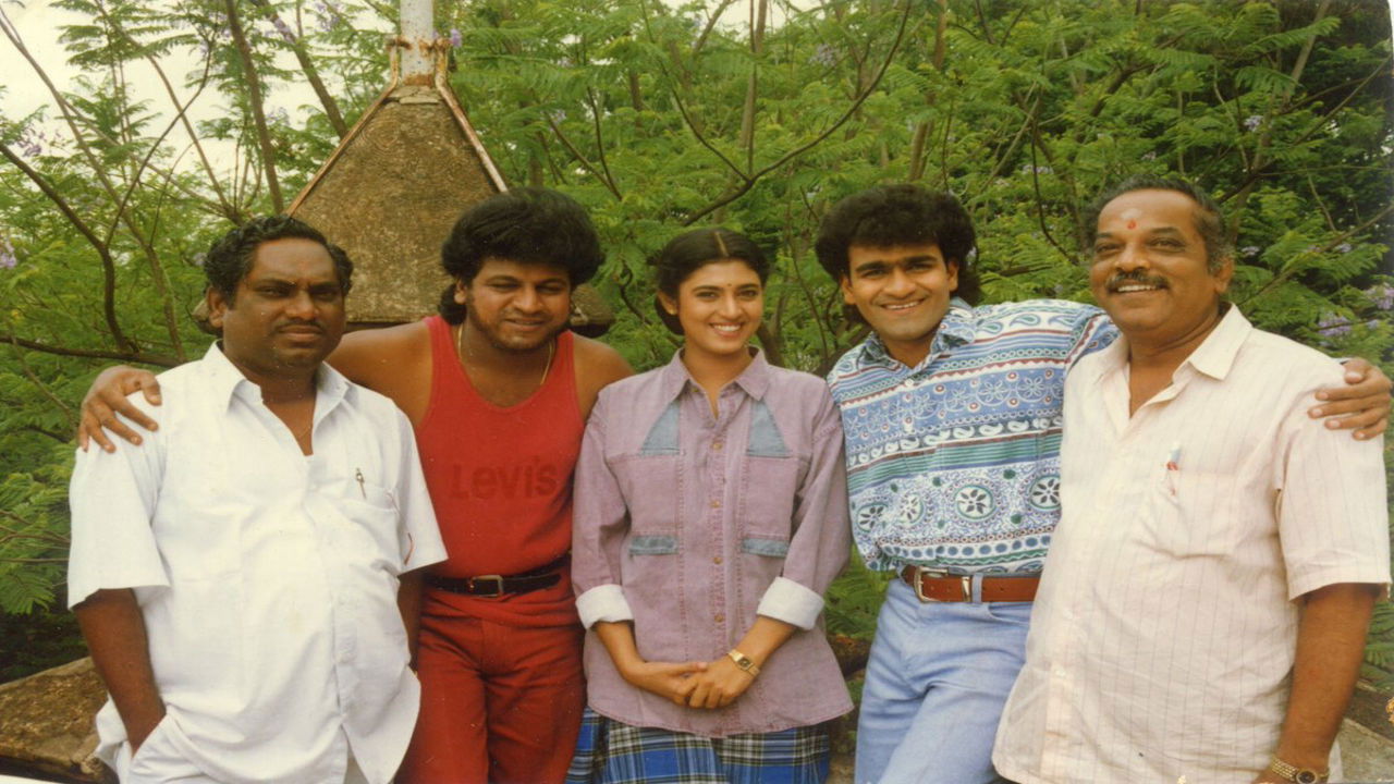 Backdrop for Ibbara Naduve Muddina Aata