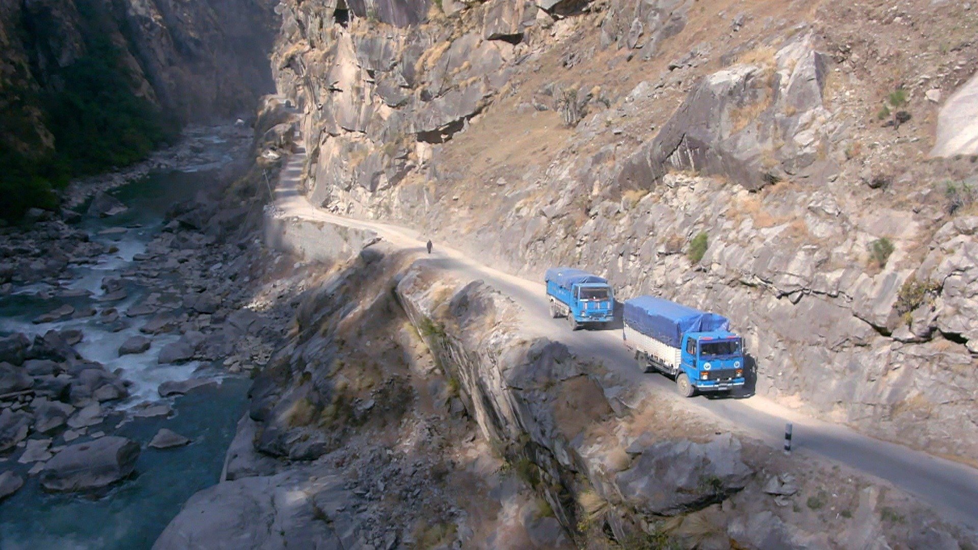 Backdrop for Les Routes de l'impossible