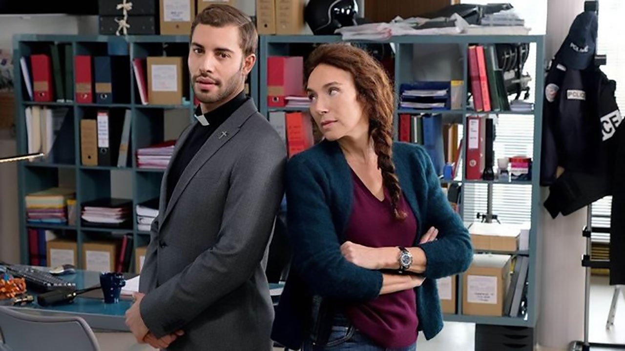 Backdrop for Murder in Tours